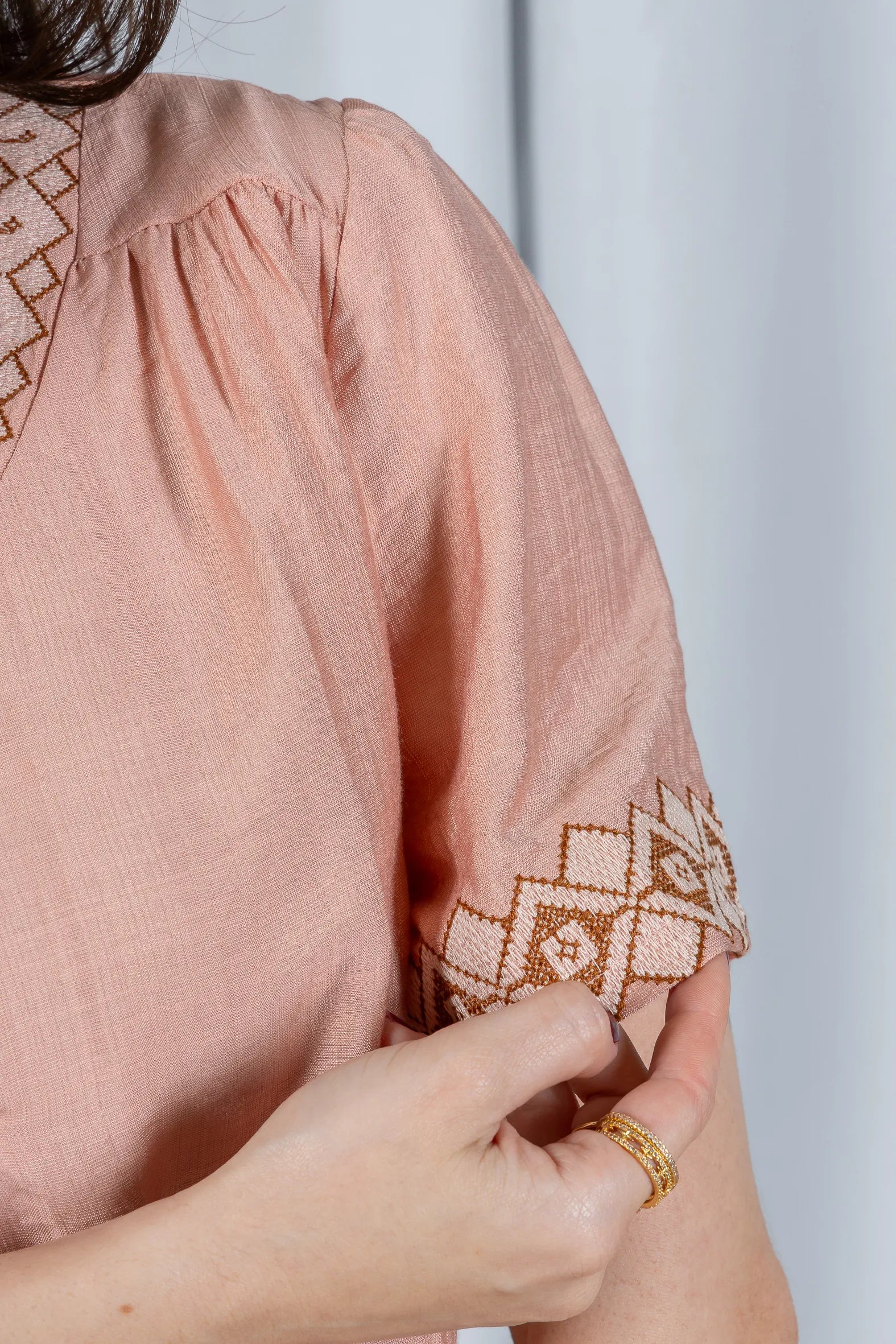 Blusa Manga Curta Detalhe Decote "V" Bordada Visco Brise Clarice Rosa