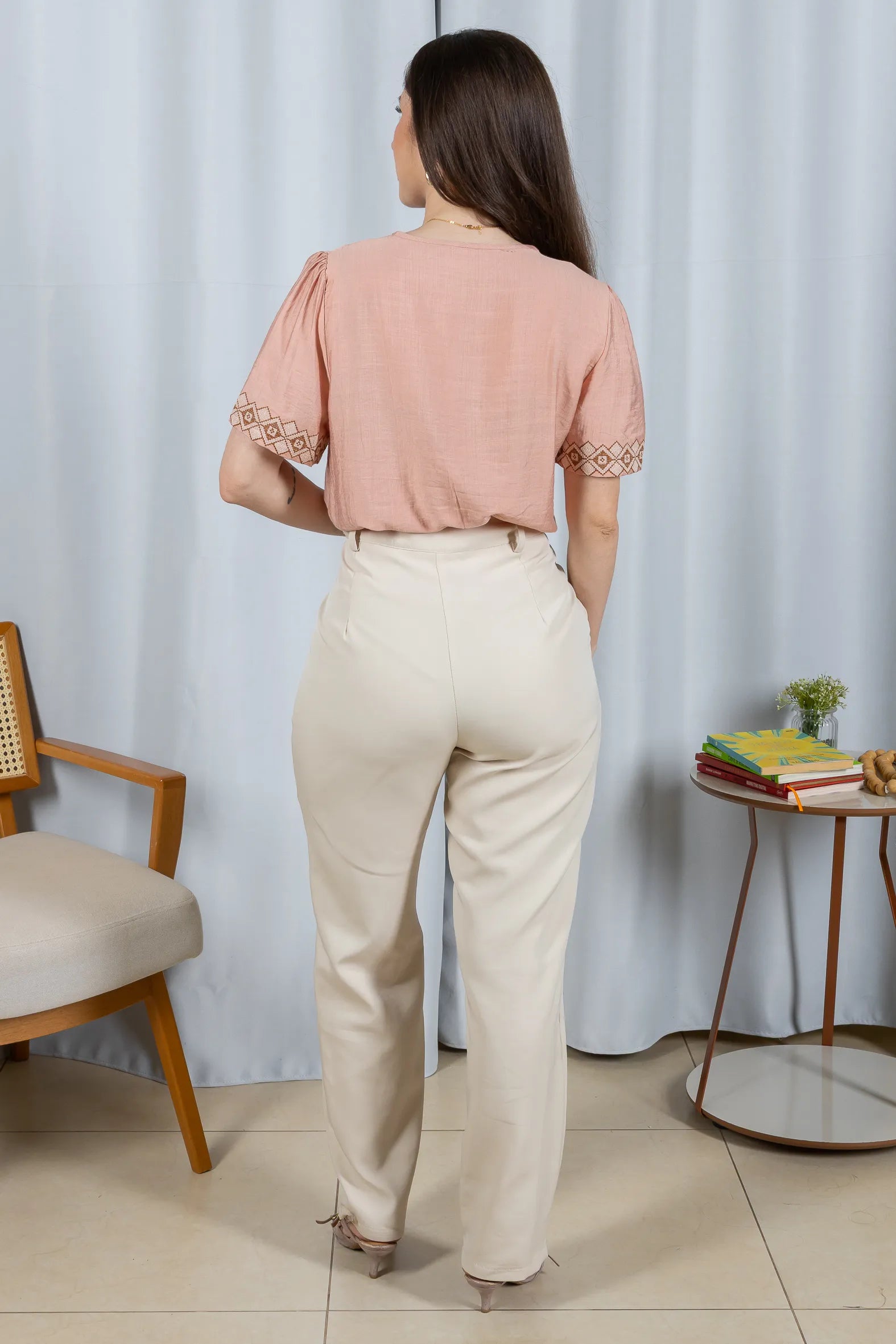 Conjunto: Blusa Manga Curta Detalhe Decote "V" Bordada Visco Brise Clarice Rosa + Calça Corte Reto Alfaiataria Detalhe Bolso Adriana Esteves Creme