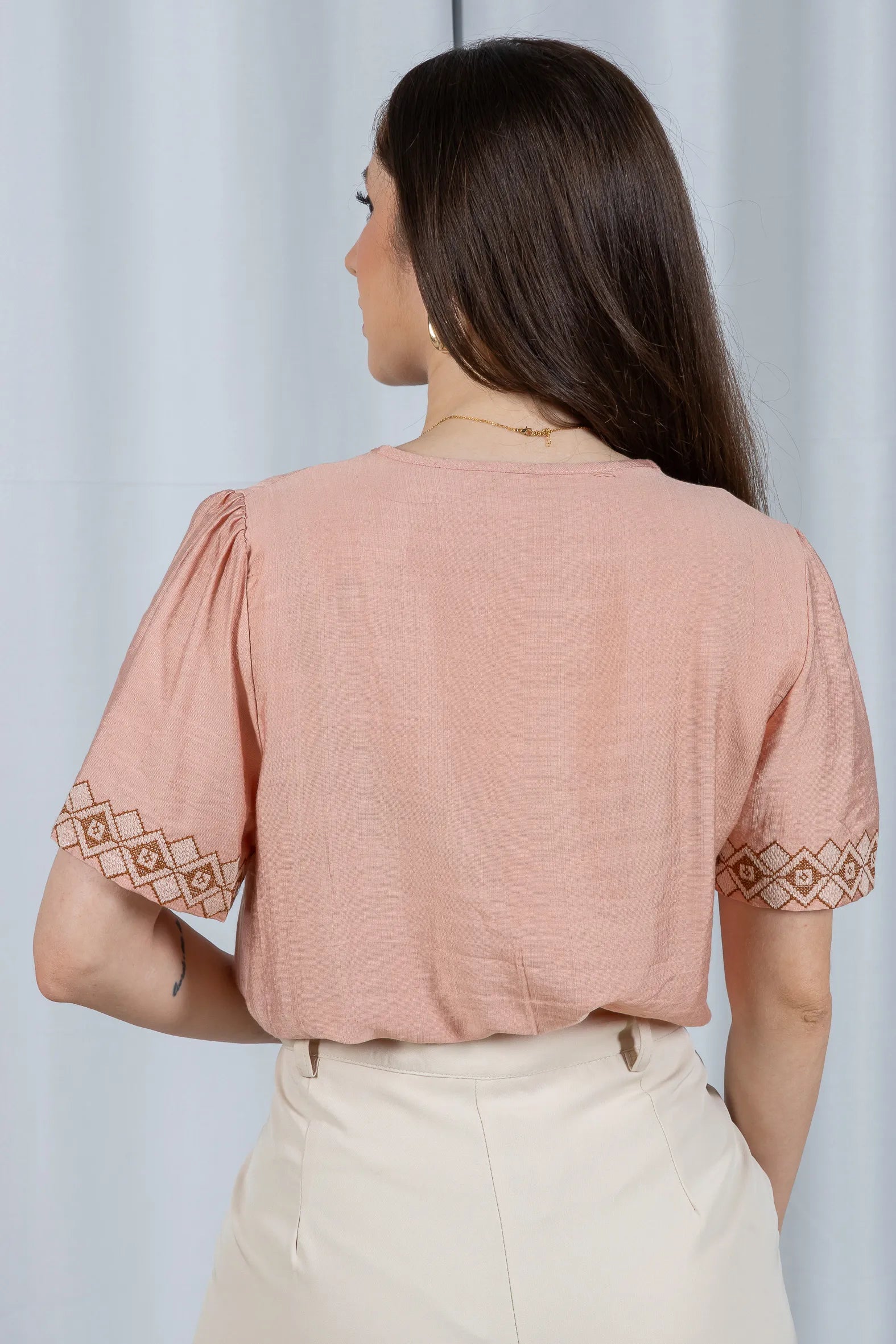 Blusa Manga Curta Detalhe Decote "V" Bordada Visco Brise Clarice Rosa