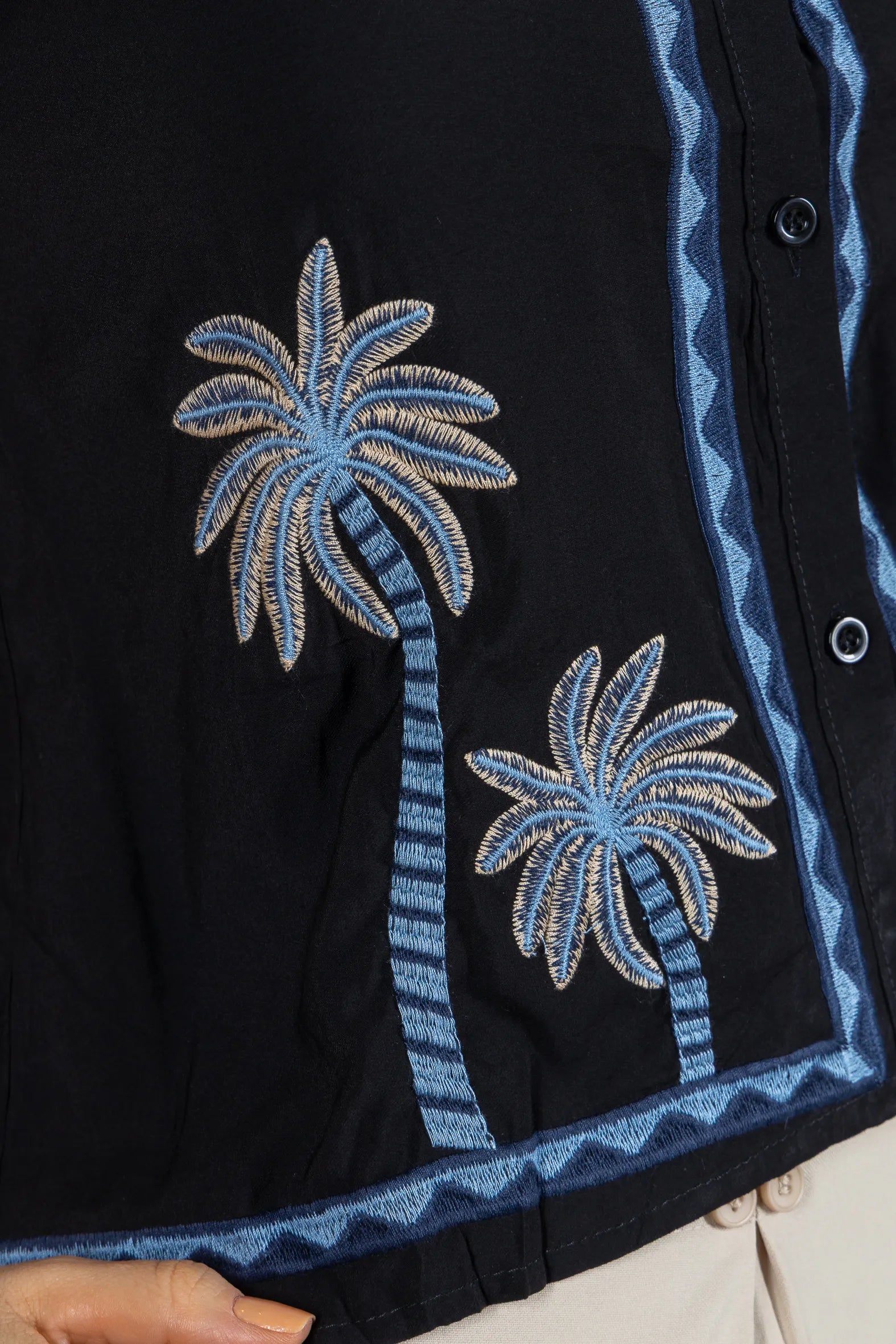 Camisa Regata Detalhe Bordado Visco Brise Fabi Preta