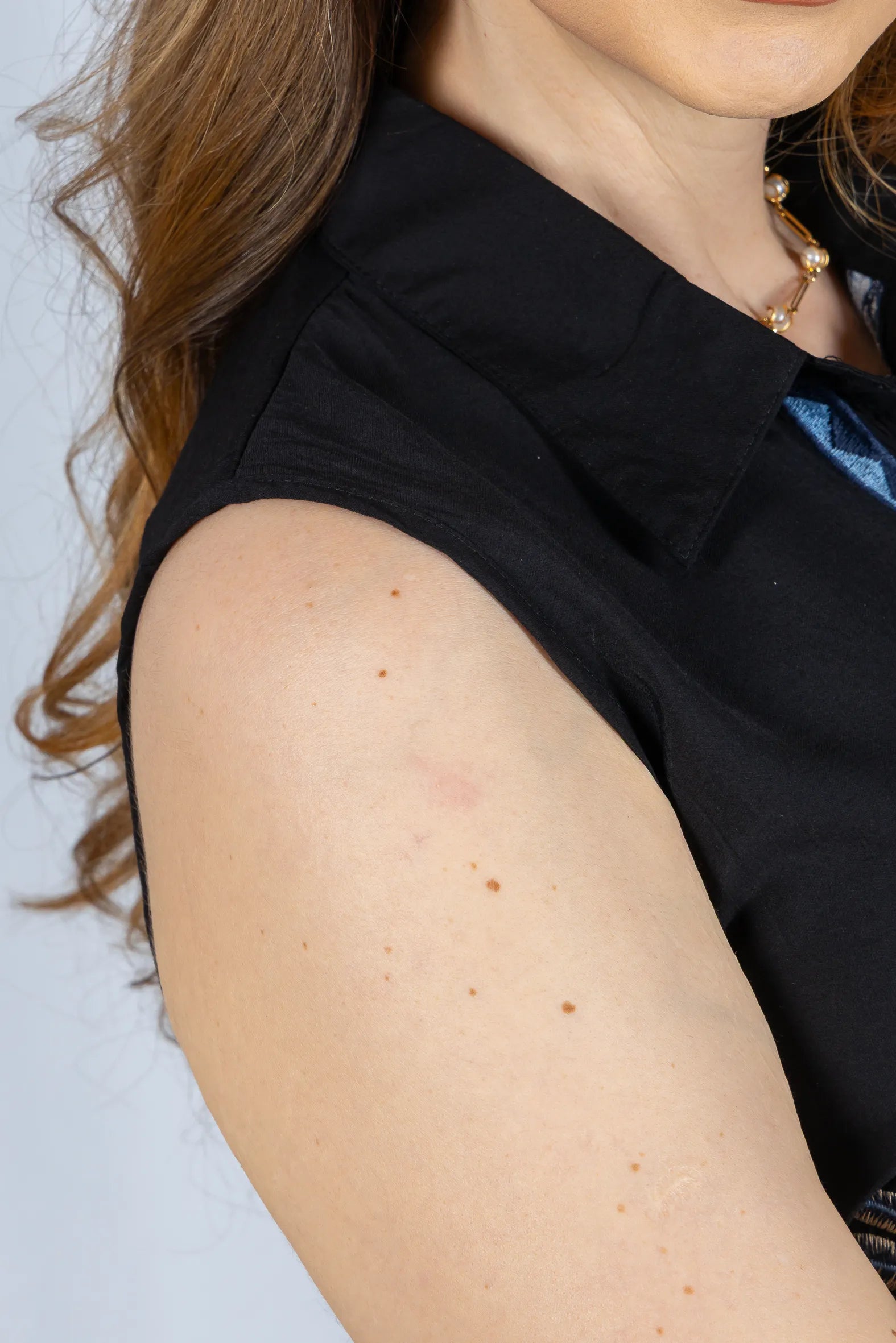 Camisa Regata Detalhe Bordado Visco Brise Fabi Preta