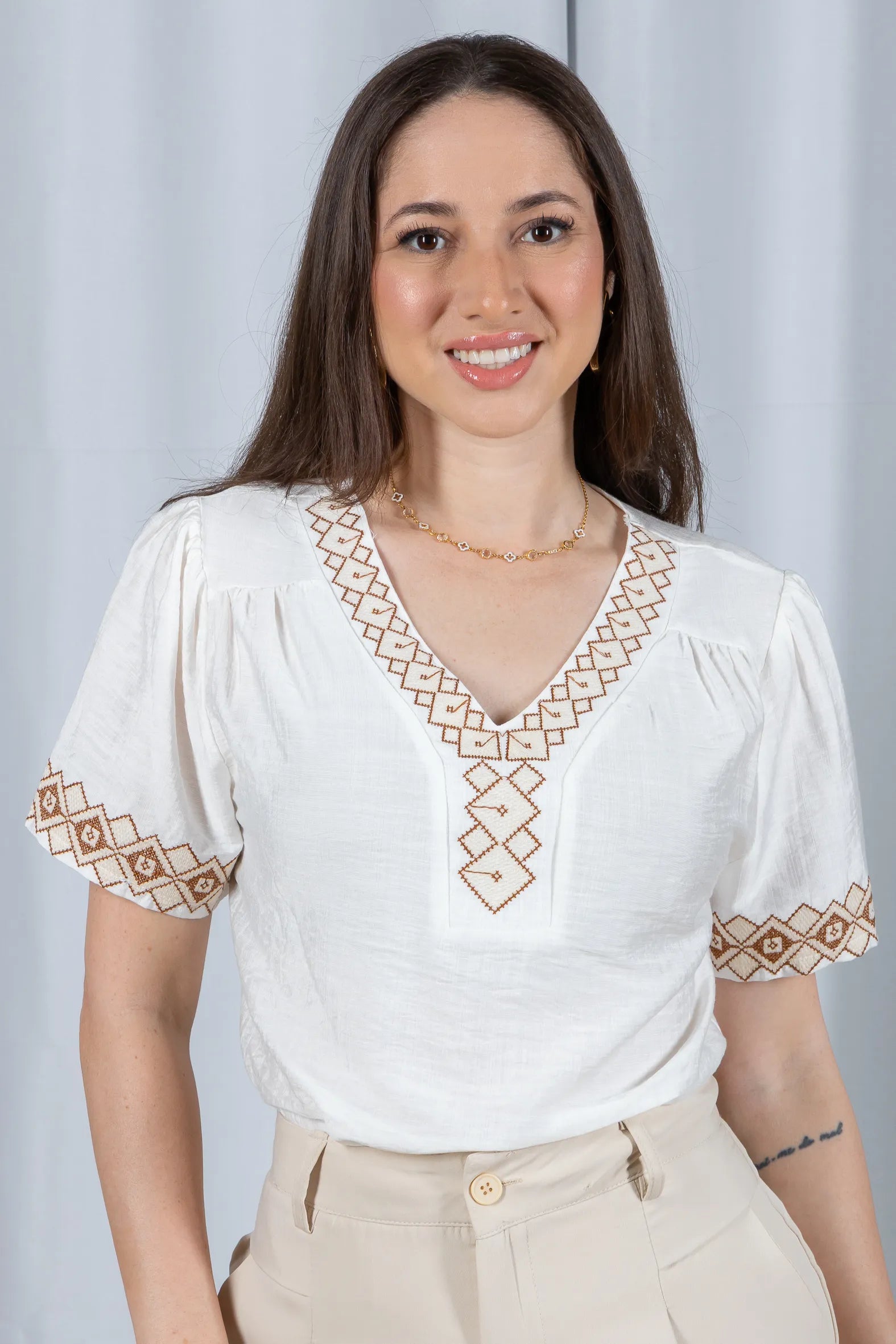 Blusa Manga Curta Detalhe Decote "V" Bordada Visco Brise Clarice Branca