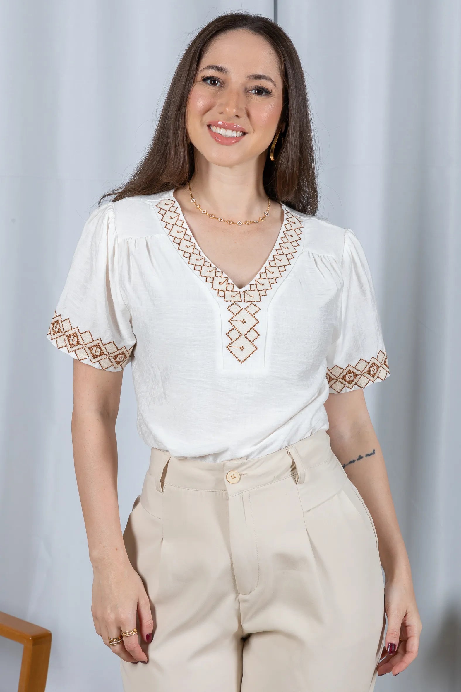 Blusa Manga Curta Detalhe Decote "V" Bordada Visco Brise Clarice Branca