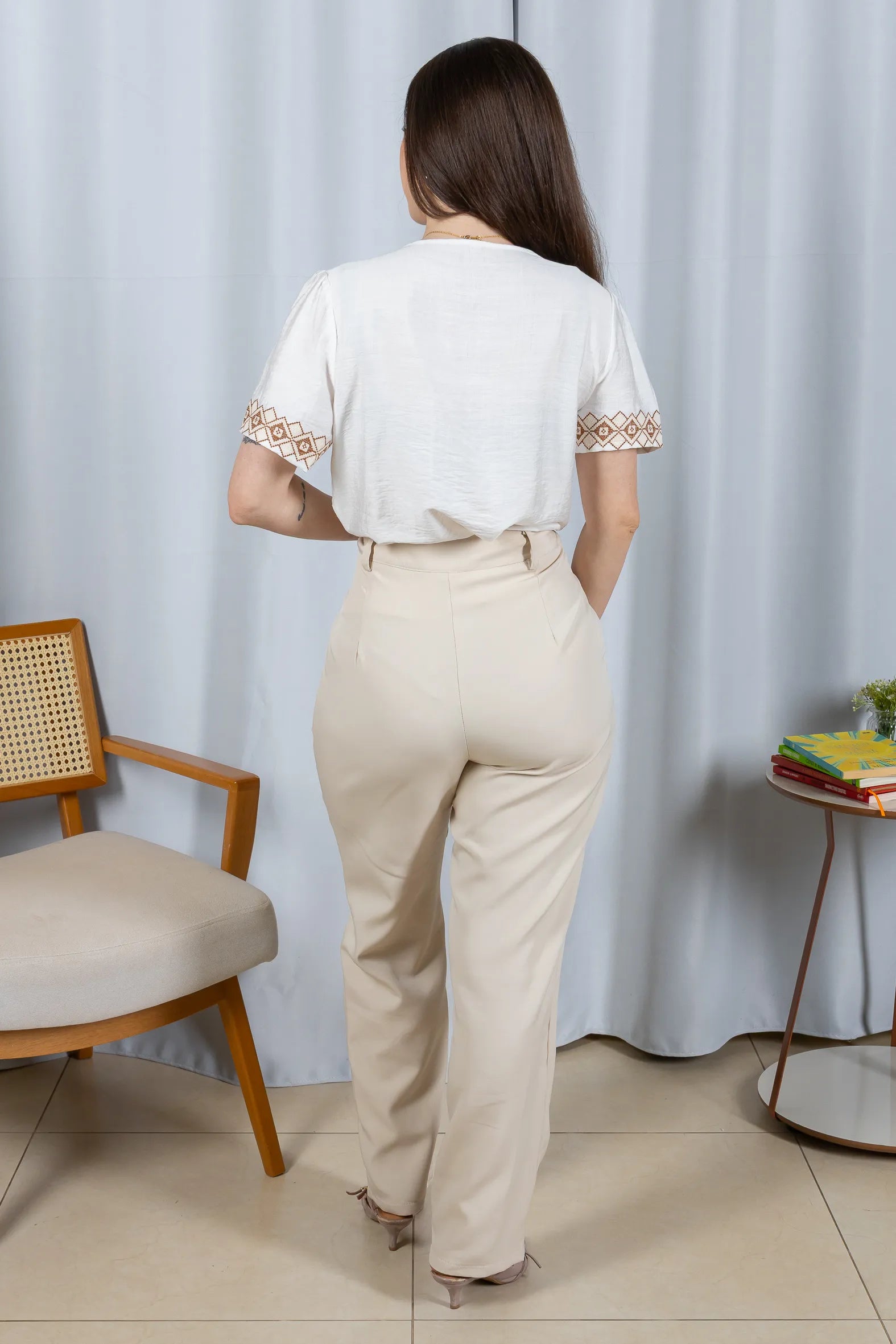 Conjunto: Blusa Manga Curta Detalhe Decote "V" Bordada Visco Brise Clarice Branca + Calça Corte Reto Alfaiataria Detalhe Bolso Adriana Esteves Creme