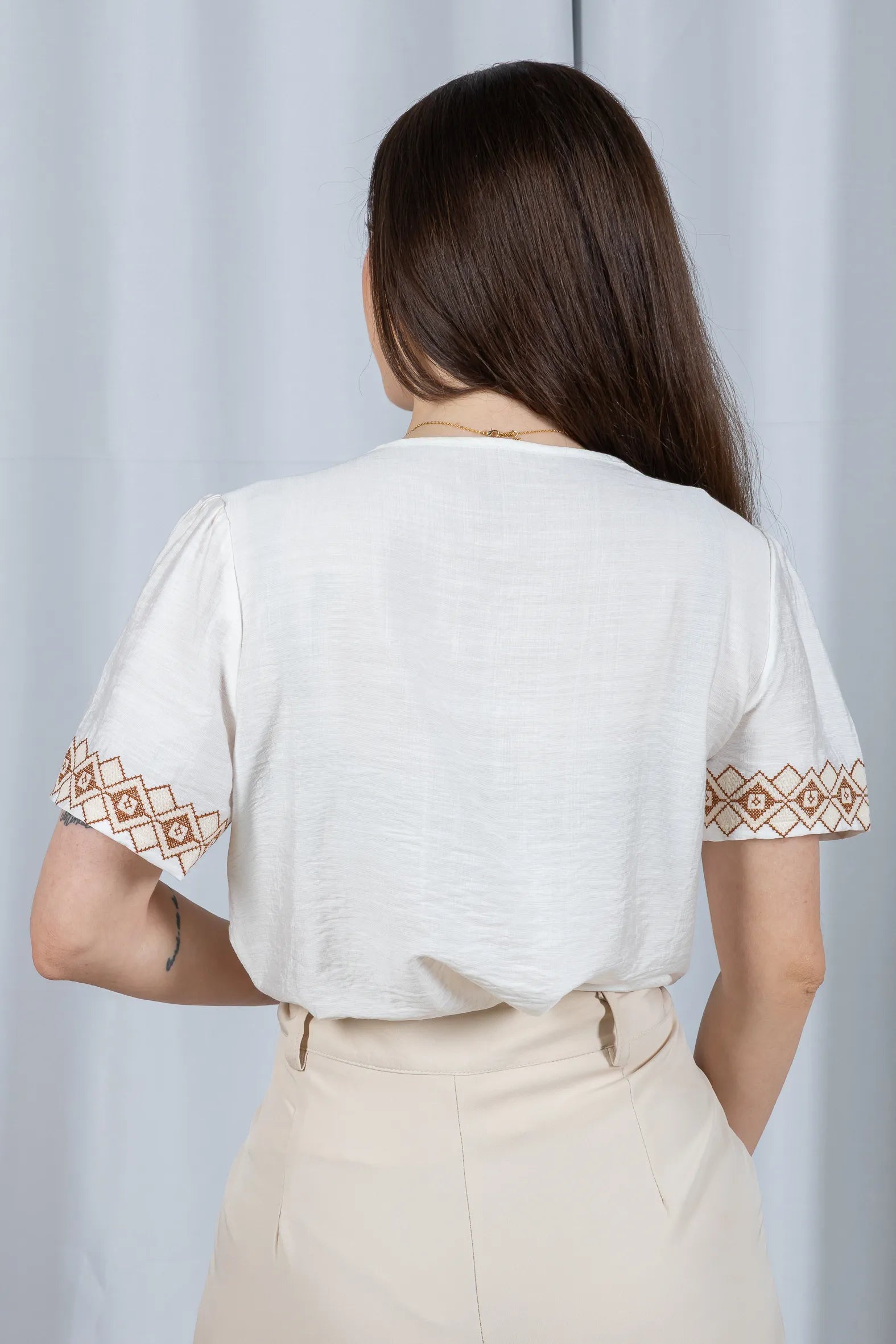 Blusa Manga Curta Detalhe Decote "V" Bordada Visco Brise Clarice Branca