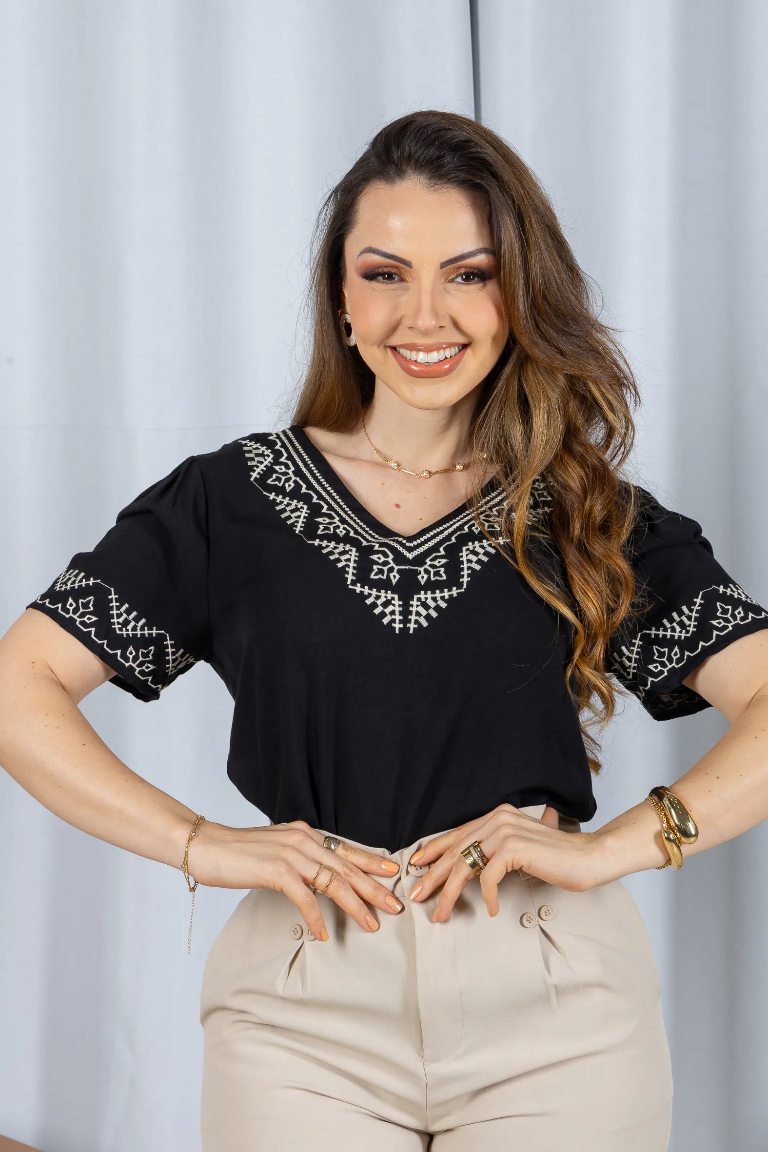 Blusa Manga Curta Detalhe Colo Bordado Visco Linho Jaqueline Preta