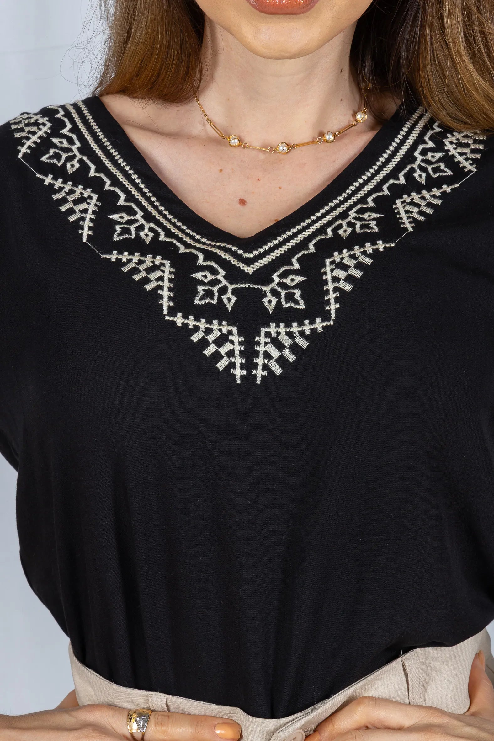 Blusa Manga Curta Detalhe Colo Bordado Visco Linho Jaqueline Preta