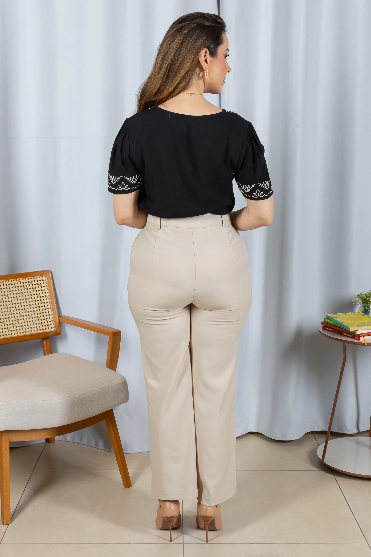 Blusa Manga Curta Detalhe Colo Bordado Visco Linho Jaqueline Preta