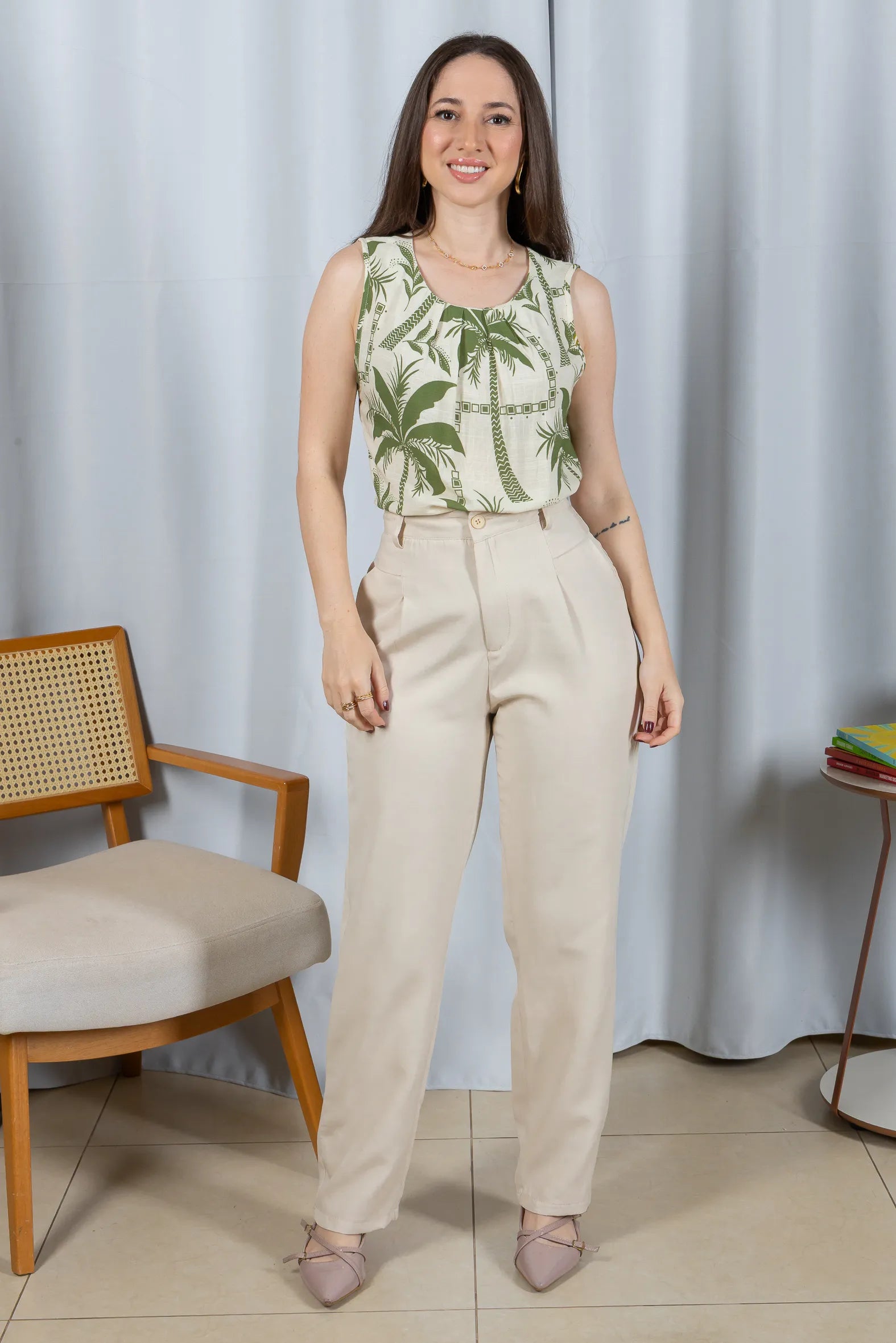 Conjunto: Regata Pregas Colo Viscose Sônia Estampada Verde + Calça Corte Reto Alfaiataria Detalhe Bolso Adriana Esteves Creme