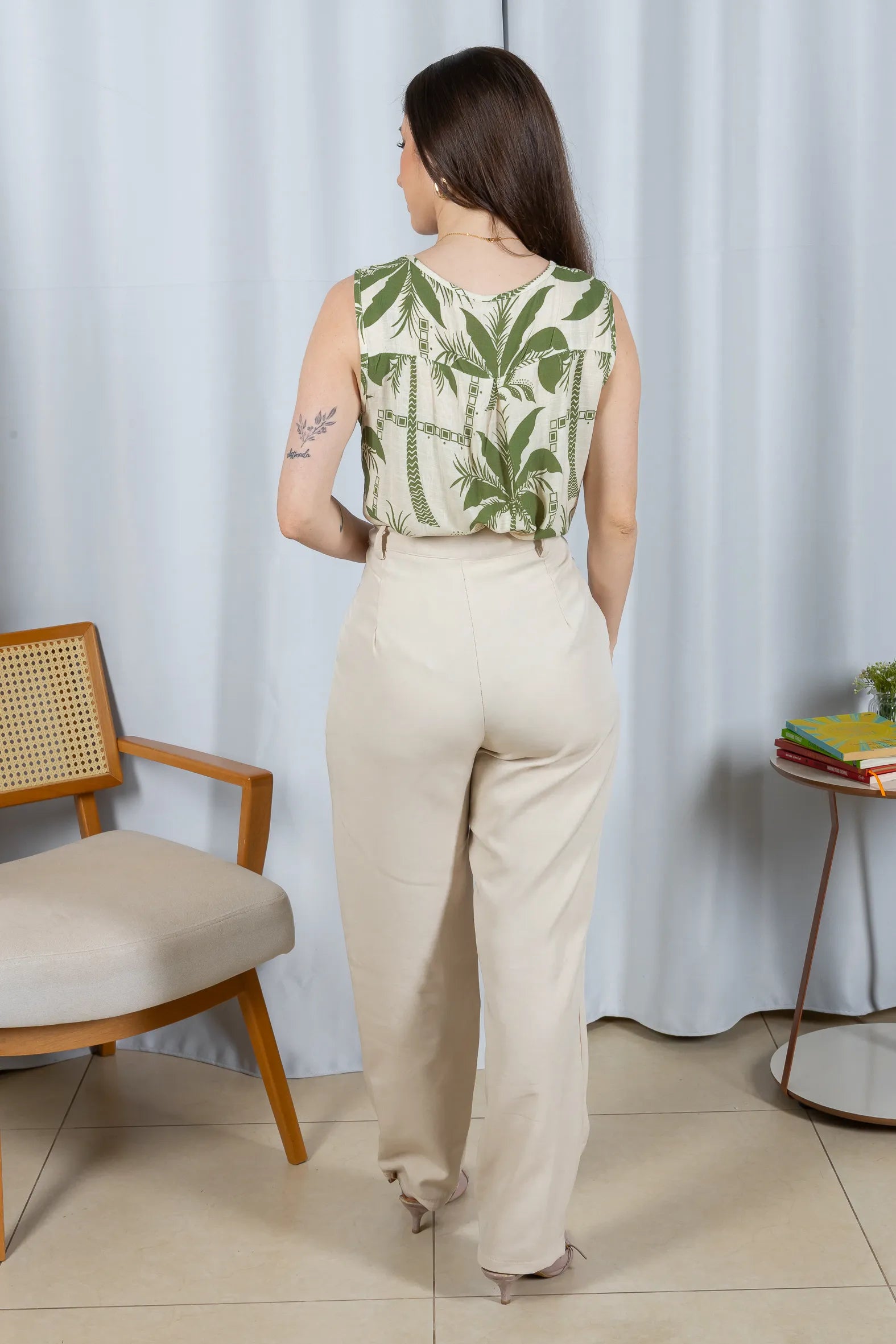 Conjunto: Regata Pregas Colo Viscose Sônia Estampada Verde + Calça Corte Reto Alfaiataria Detalhe Bolso Adriana Esteves Creme