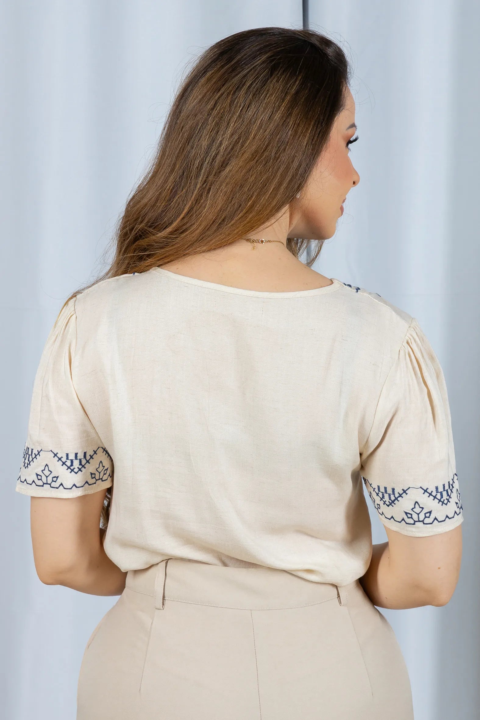 Blusa Manga Curta Detalhe Colo Bordado Visco Linho Jaqueline Creme