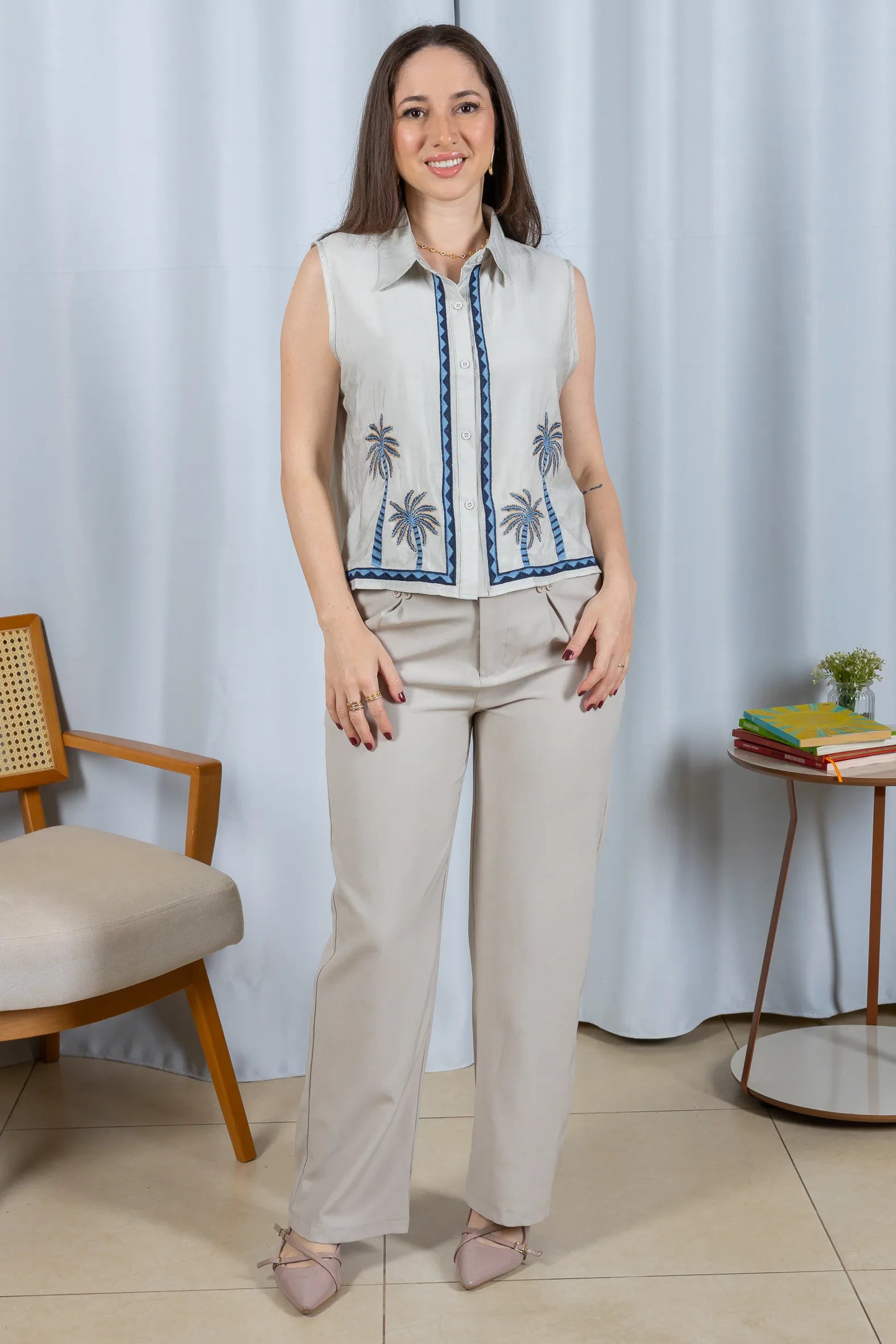 Conjunto: Camisa Regata Detalhe Bordado Visco Brise Fabi Cinza + Calça Pantalona Detalhe Botões Crepe Alfaiataria Larissa Cinza