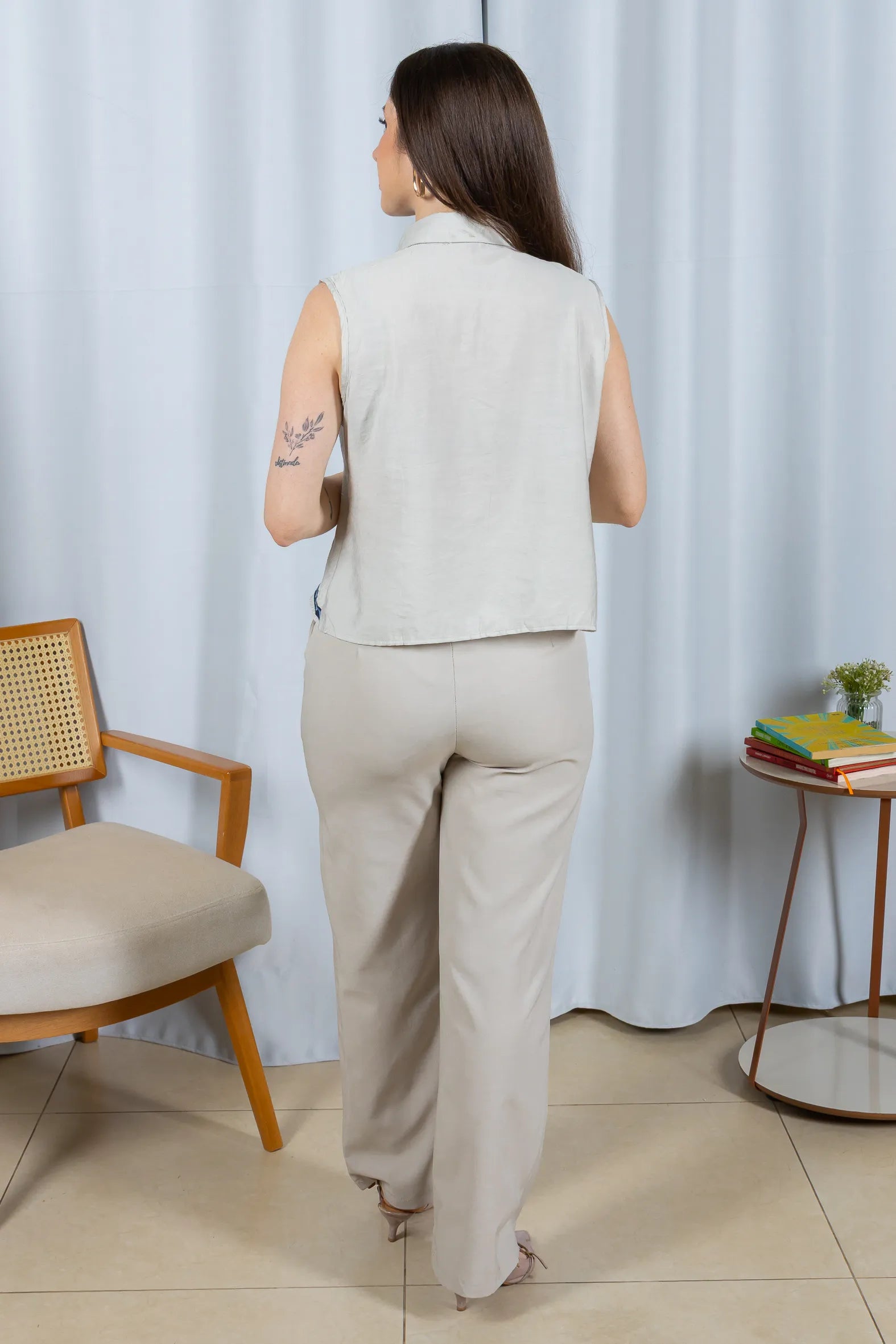 Conjunto: Camisa Regata Detalhe Bordado Visco Brise Fabi Cinza + Calça Pantalona Detalhe Botões Crepe Alfaiataria Larissa Cinza