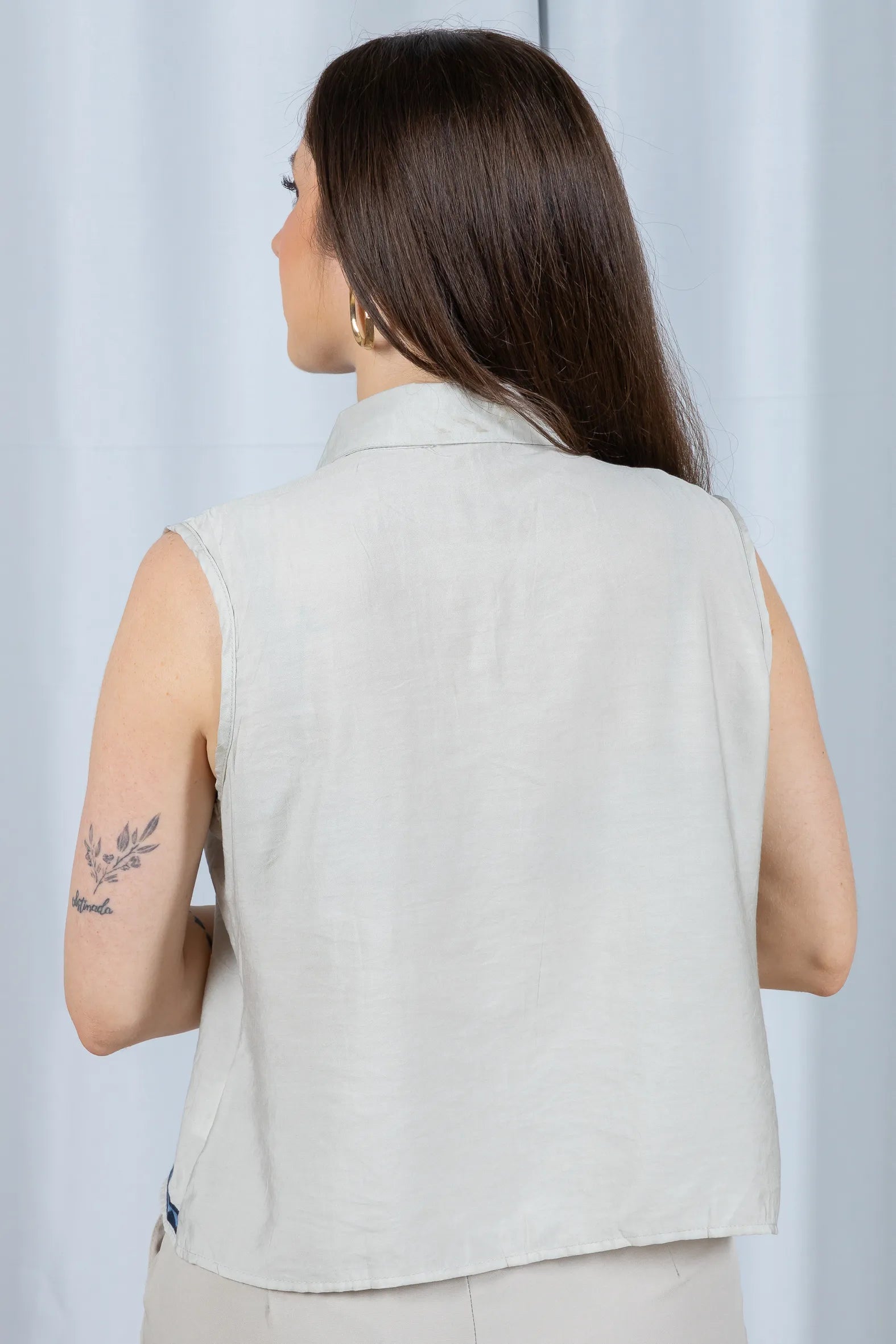 Camisa Regata Detalhe Bordado Visco Brise Fabi Cinza