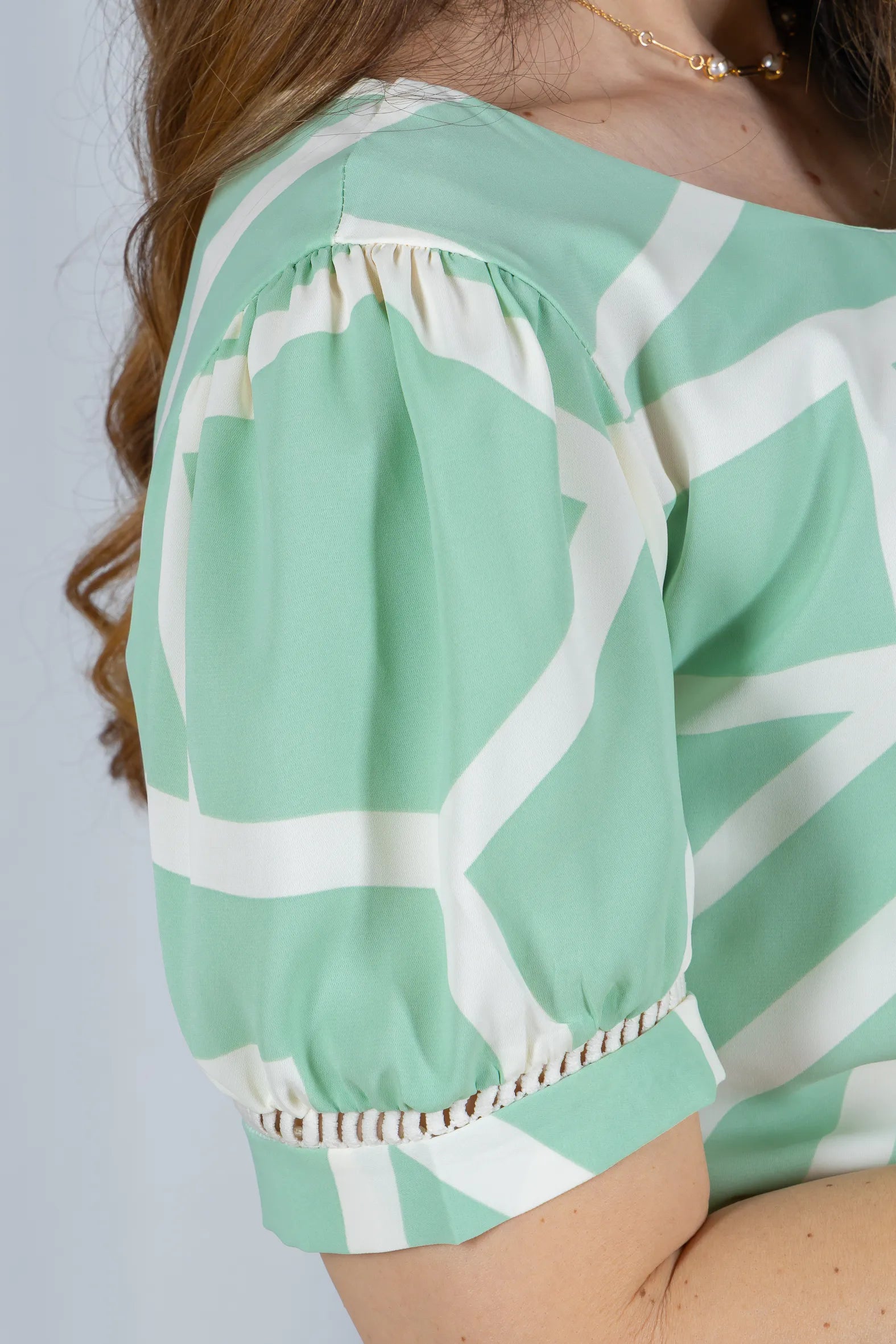 Blusa Manga Curta Detalhe Pregas Colo Crepe Classic Renata Verde