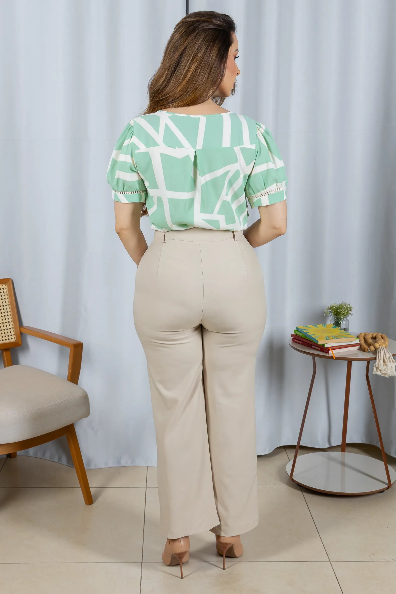 Conjunto: Blusa Manga Curta Detalhe Pregas Colo Crepe Classic Renata Verde + Calça Pantalona Detalhe Botões Crepe Alfaiataria Larissa Bege
