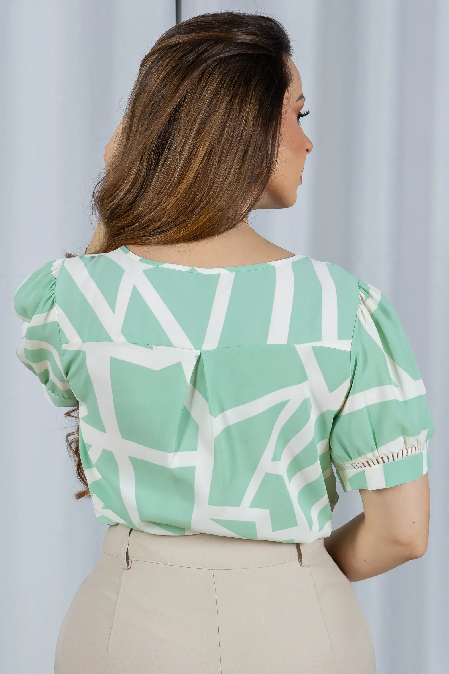 Blusa Manga Curta Detalhe Pregas Colo Crepe Classic Renata Verde