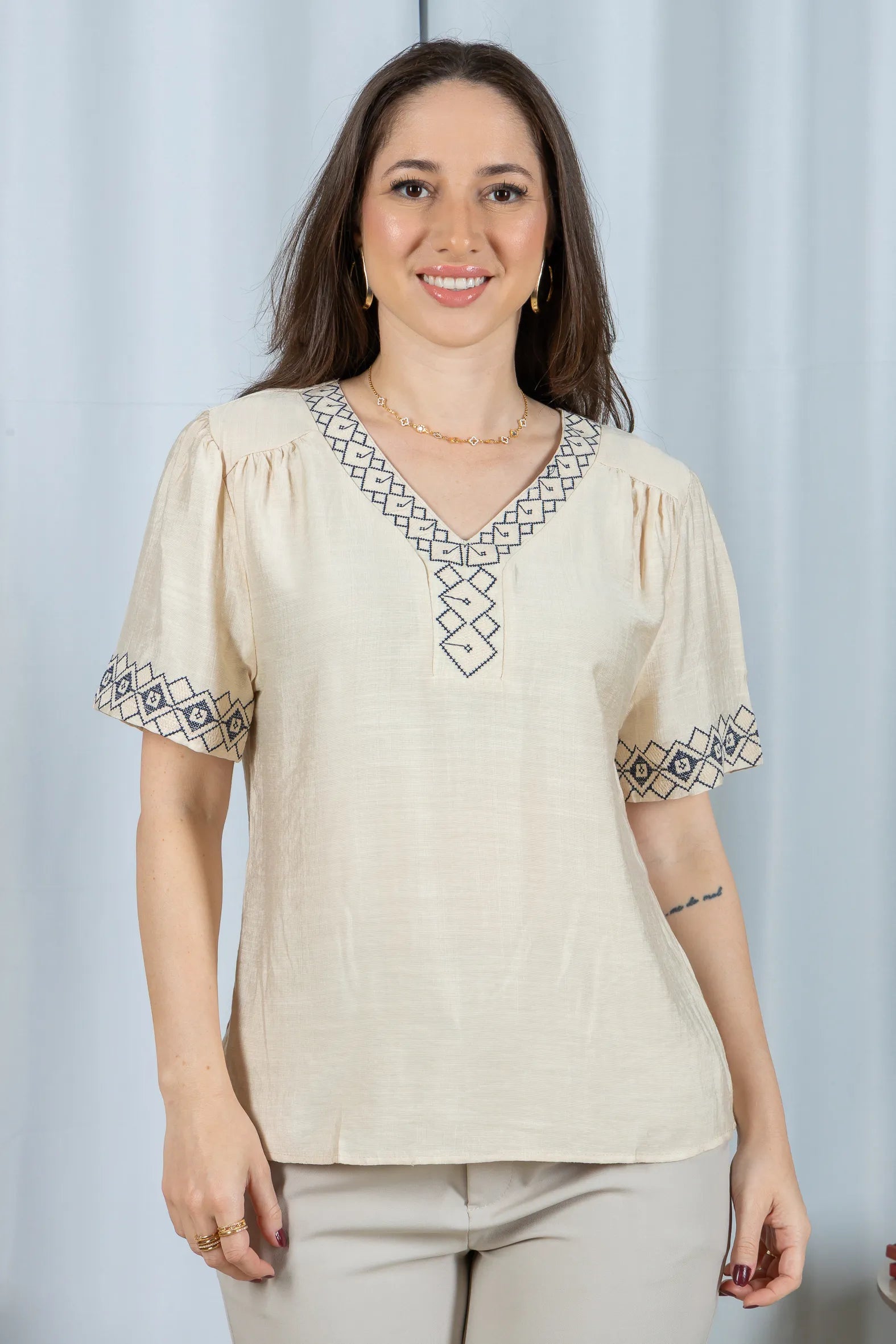 Blusa Manga Curta Detalhe Decote "V" Bordada Visco Brise Clarice Bege