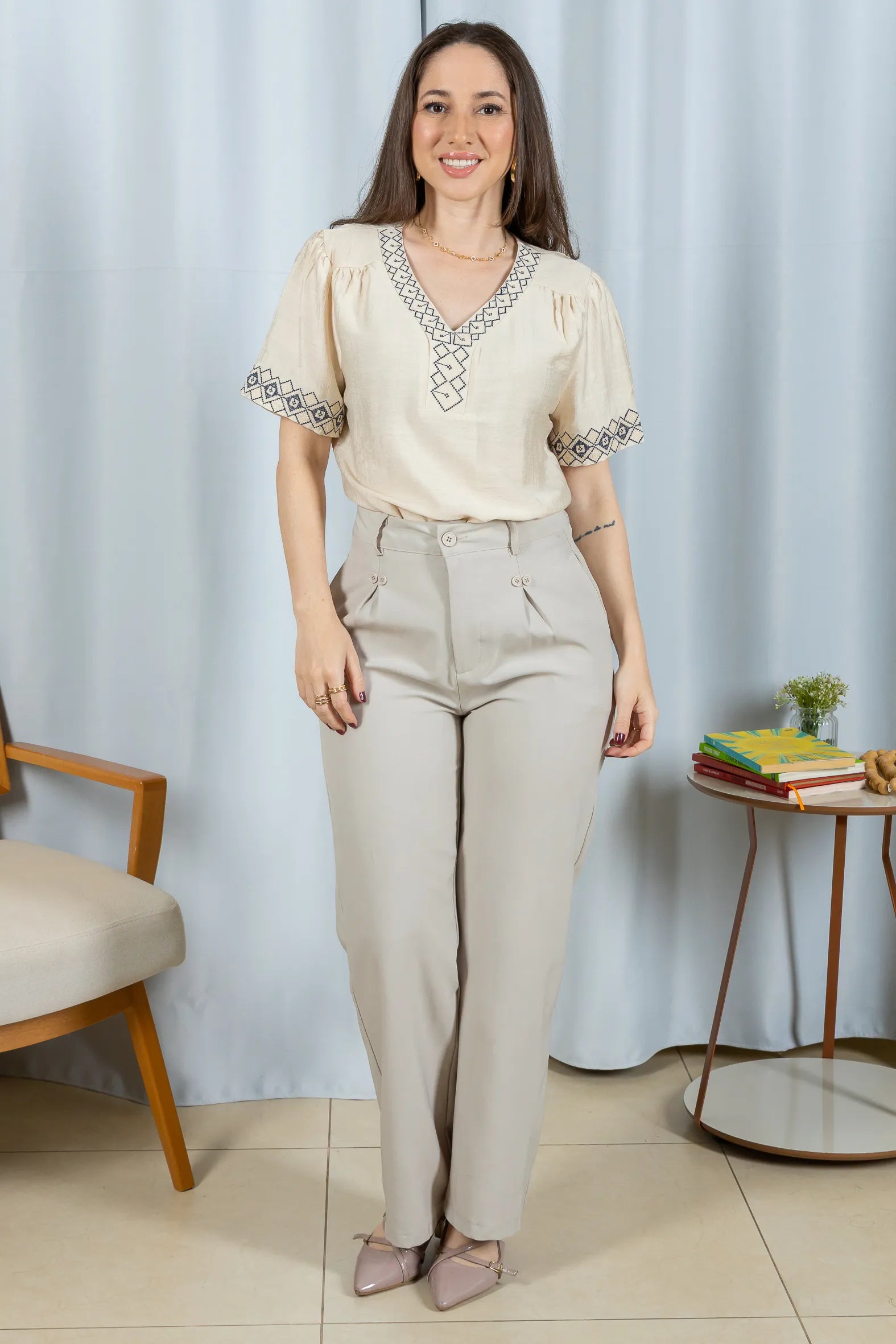 Blusa Manga Curta Detalhe Decote "V" Bordada Visco Brise Clarice Bege