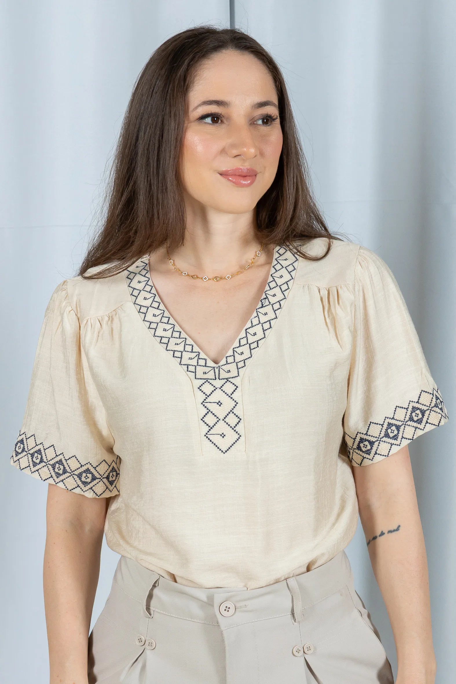 Blusa Manga Curta Detalhe Decote "V" Bordada Visco Brise Clarice Bege