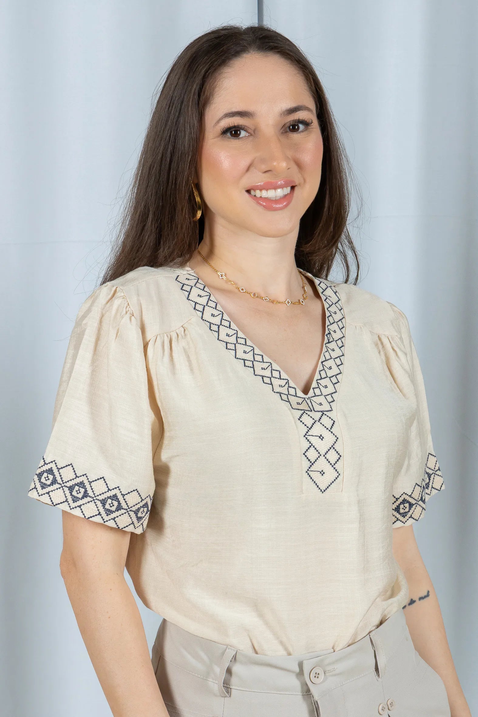 Blusa Manga Curta Detalhe Decote "V" Bordada Visco Brise Clarice Bege