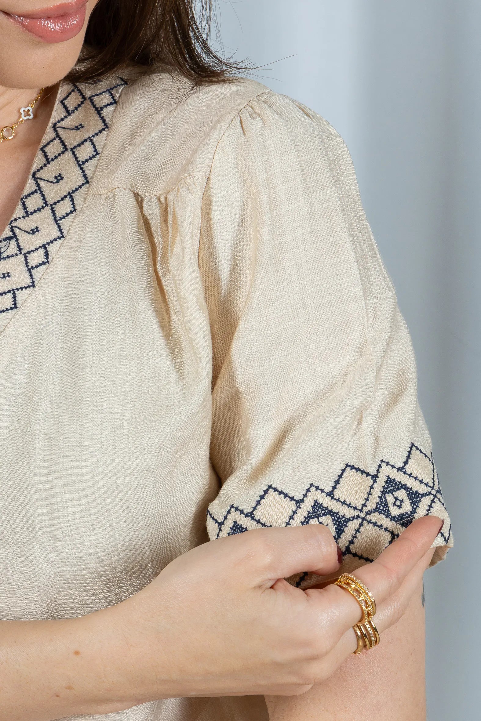 Blusa Manga Curta Detalhe Decote "V" Bordada Visco Brise Clarice Bege