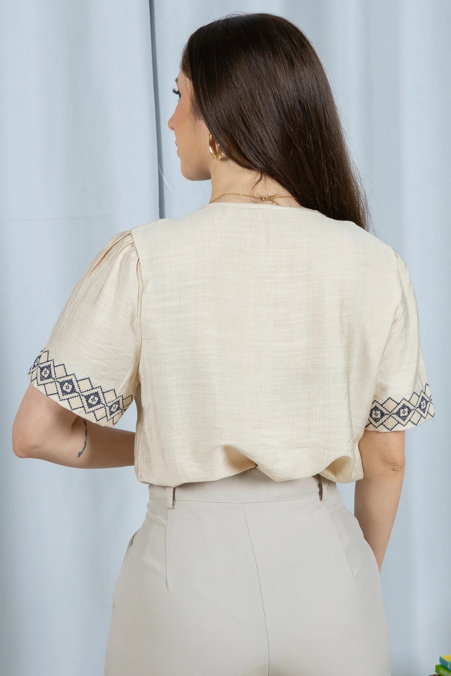 Blusa Manga Curta Detalhe Decote "V" Bordada Visco Brise Clarice Bege