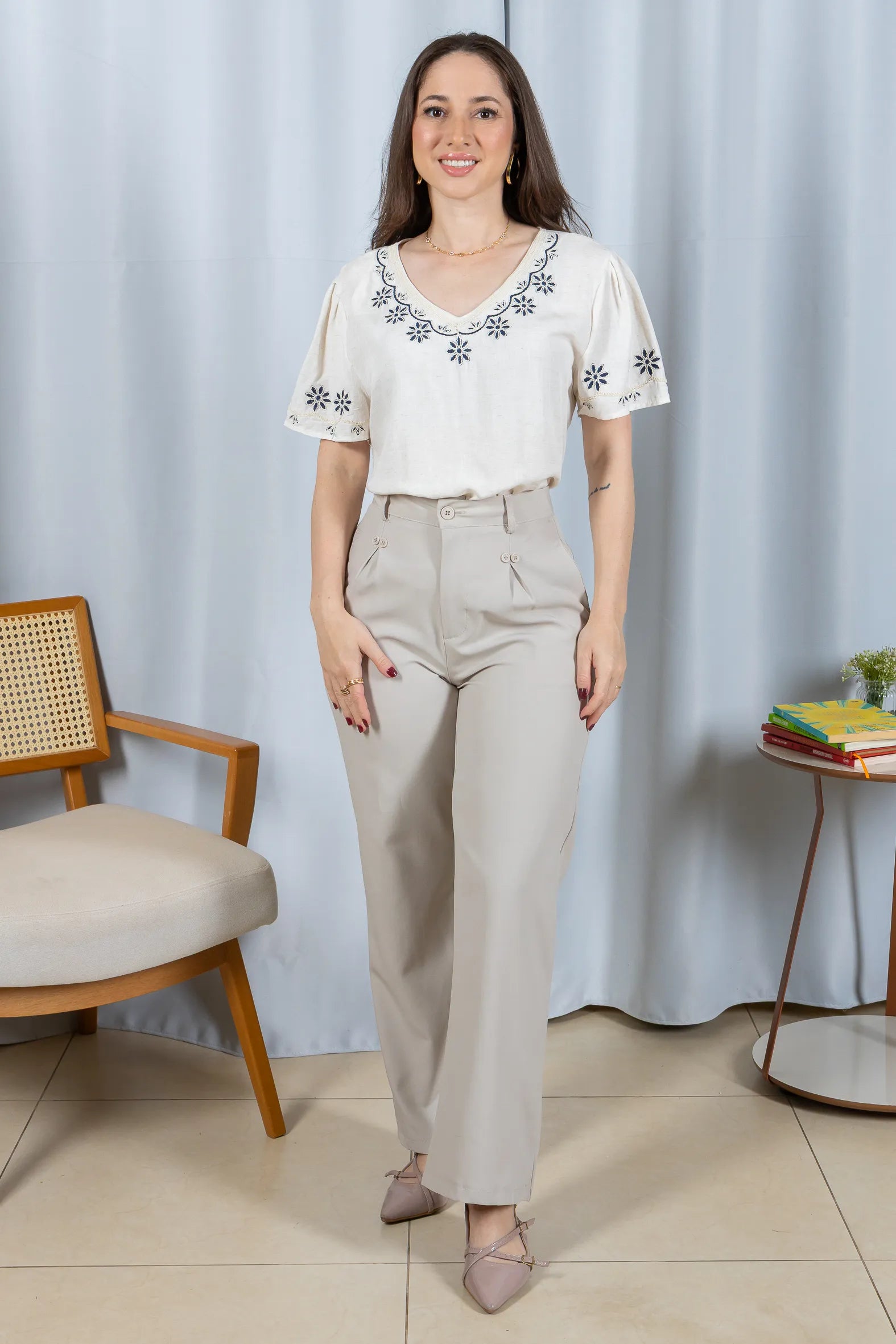 Conjunto: Blusa Manga Curta Detalhe Bordado Visco Linho Lúcia Branca + Calça Pantalona Detalhe Botões Crepe Alfaiataria Larissa Cinza