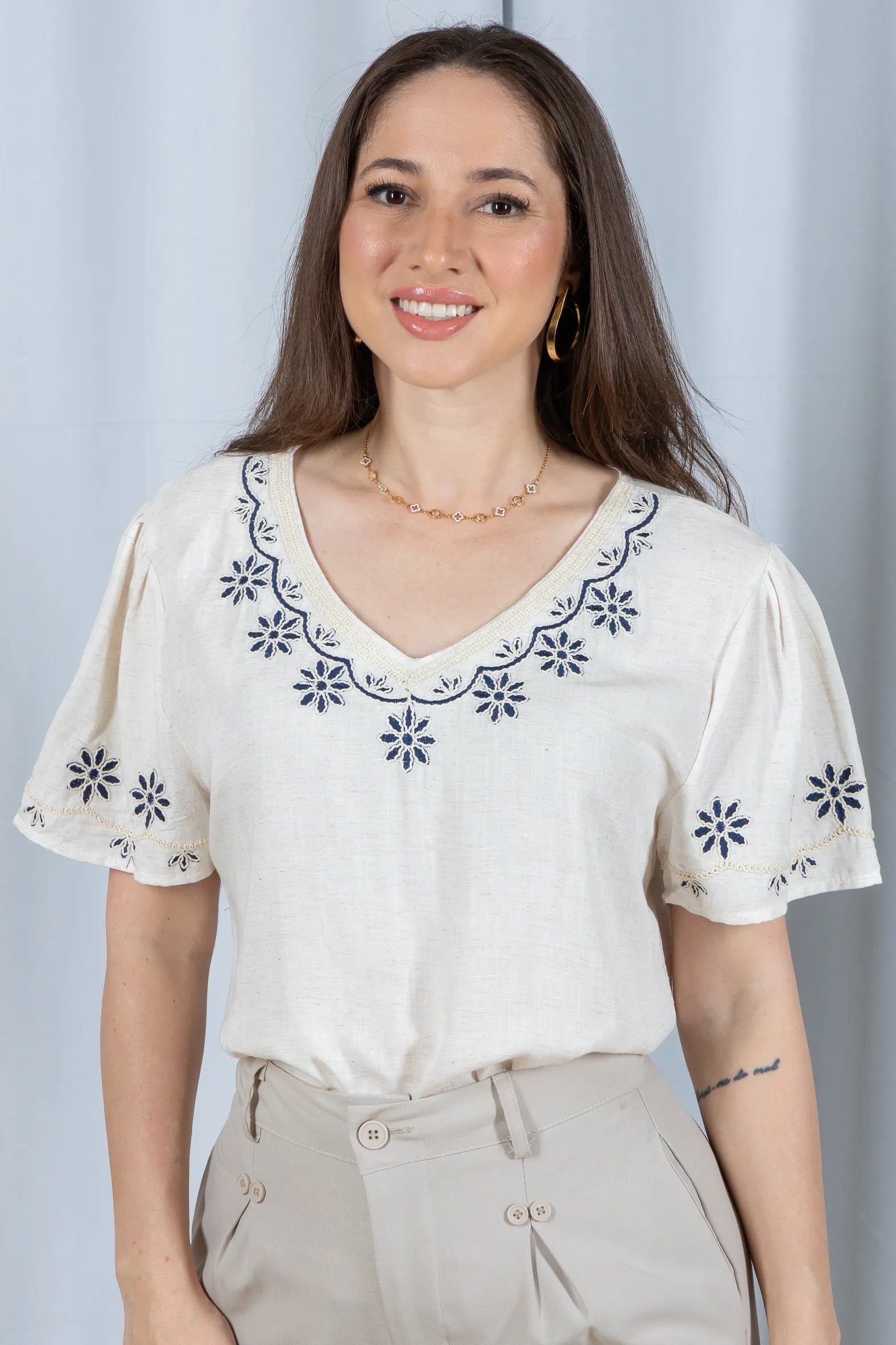 Blusa Manga Curta Detalhe Bordado Visco Linho Lúcia Branca