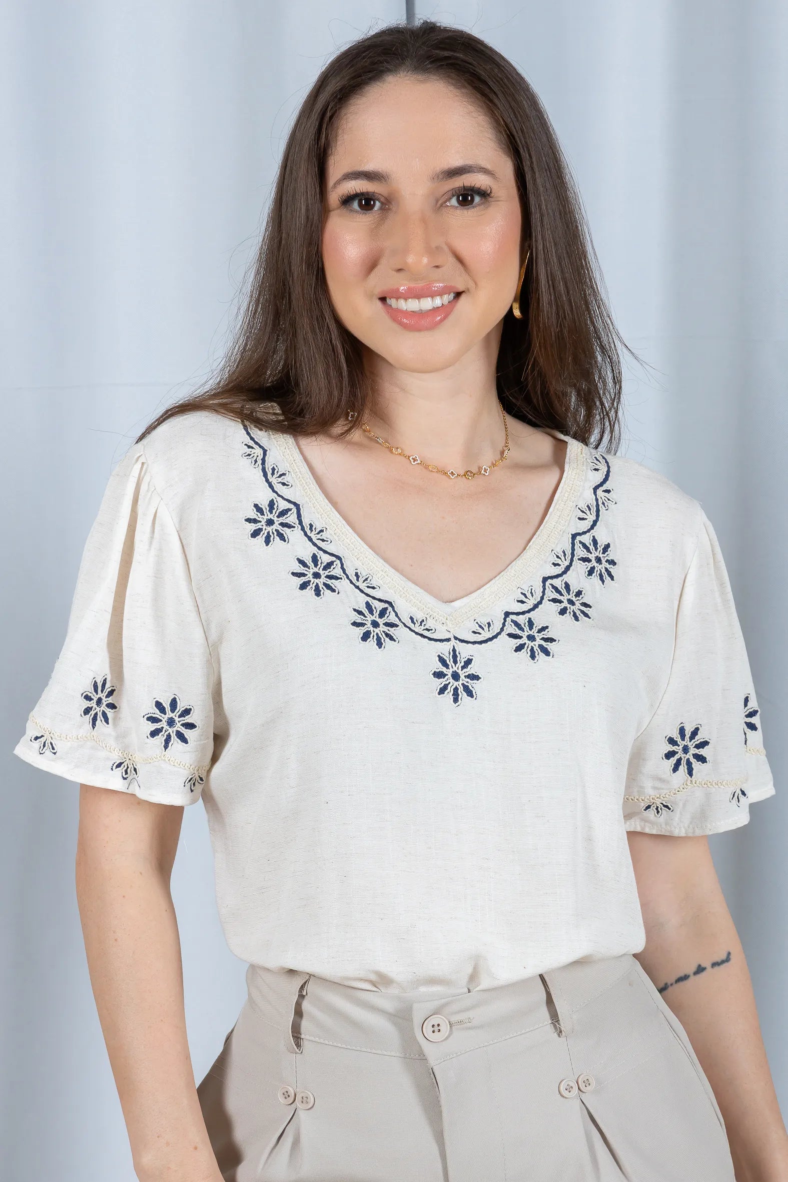 Blusa Manga Curta Detalhe Bordado Visco Linho Lúcia Branca