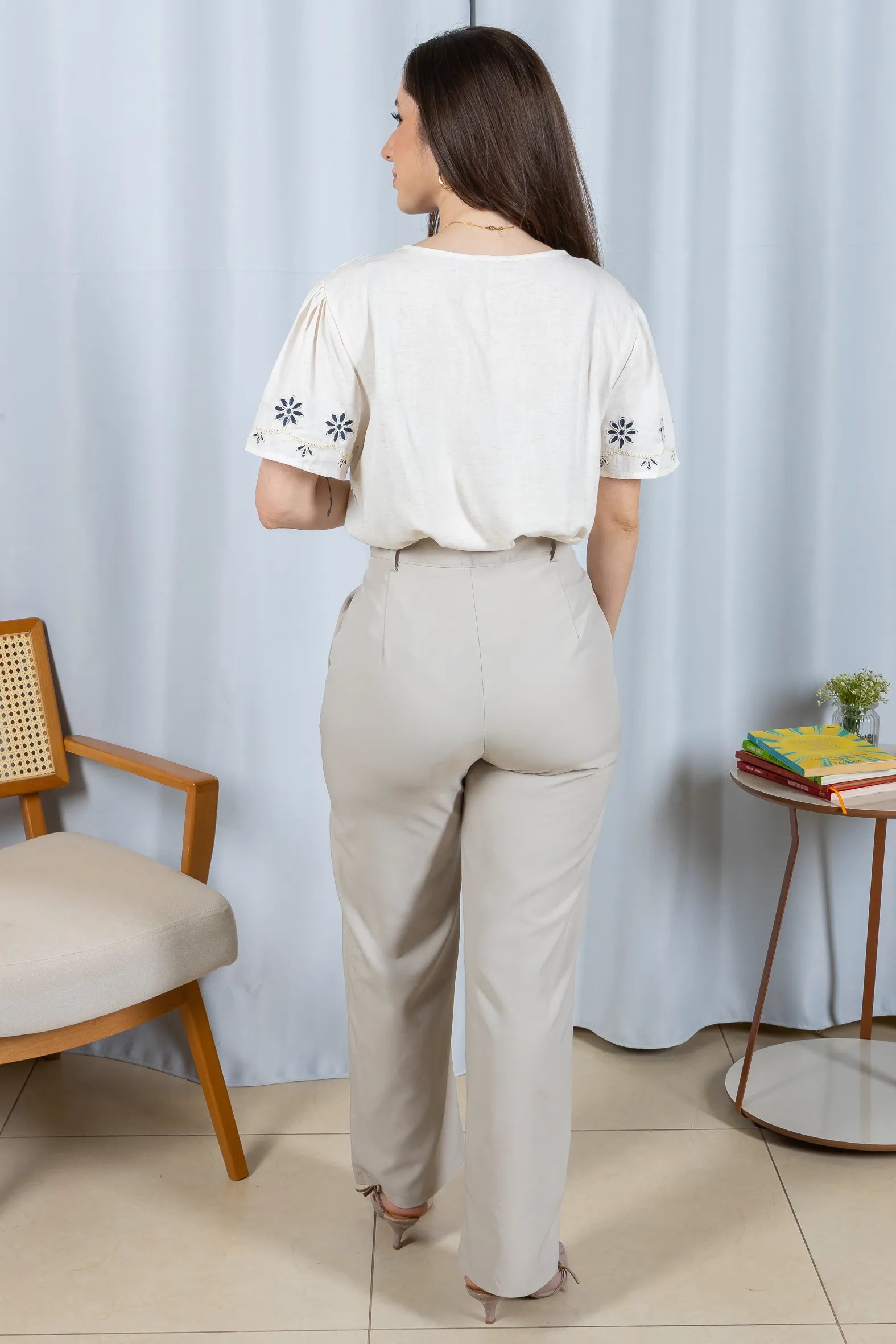 Conjunto: Blusa Manga Curta Detalhe Bordado Visco Linho Lúcia Branca + Calça Pantalona Detalhe Botões Crepe Alfaiataria Larissa Cinza