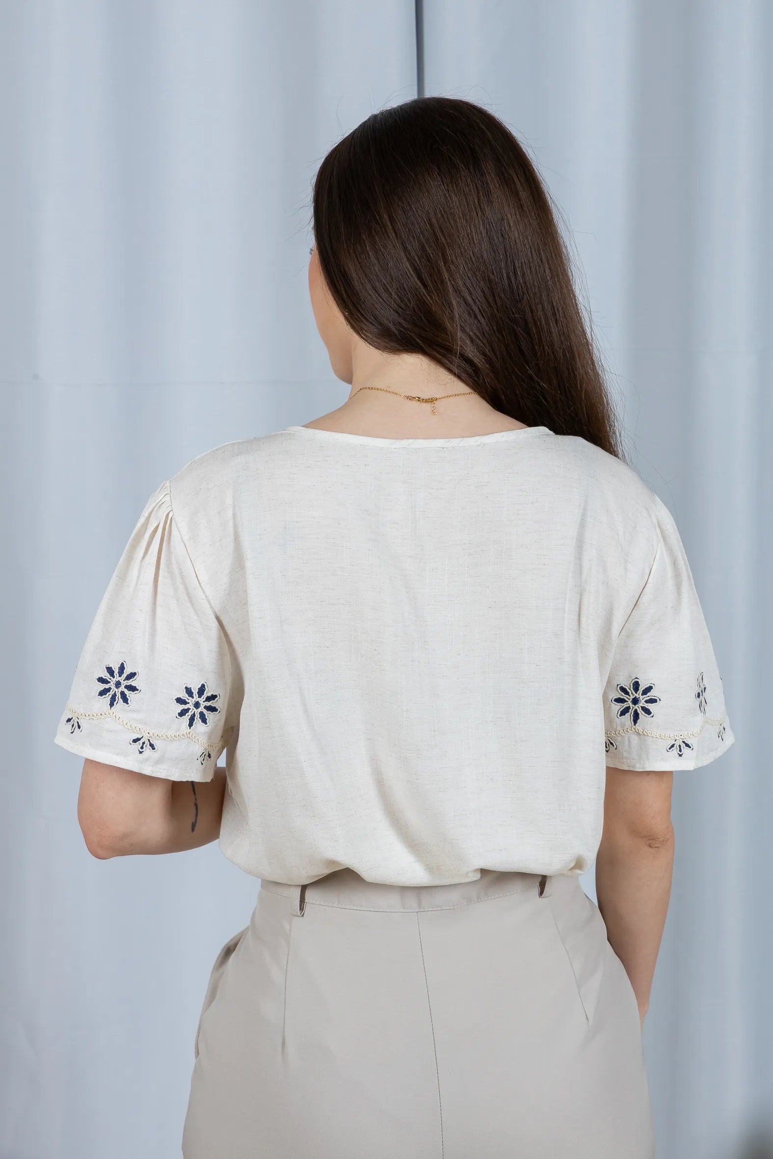 Blusa Manga Curta Detalhe Bordado Visco Linho Lúcia Branca