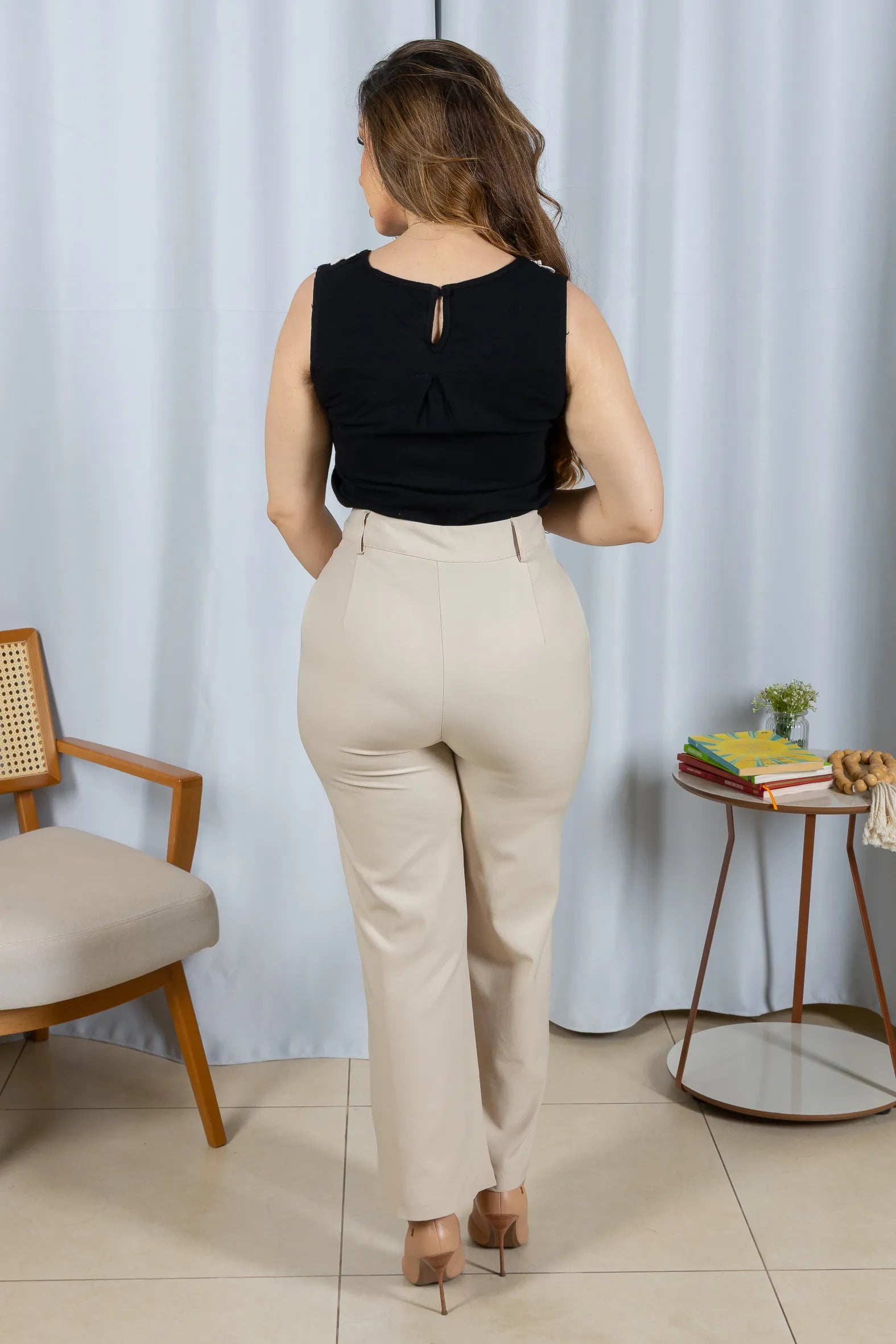 Regata Detalhe Flores Colo Visco Linho Giovana Preta