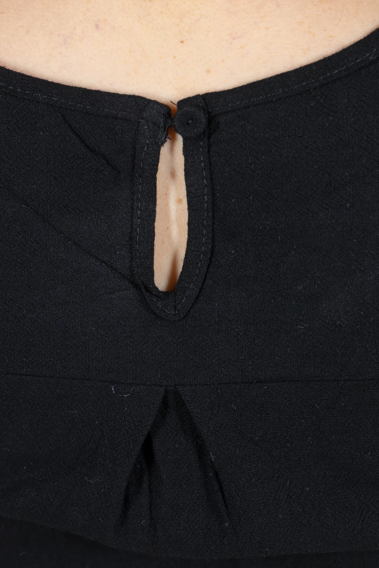 Regata Detalhe Flores Colo Visco Linho Giovana Preta