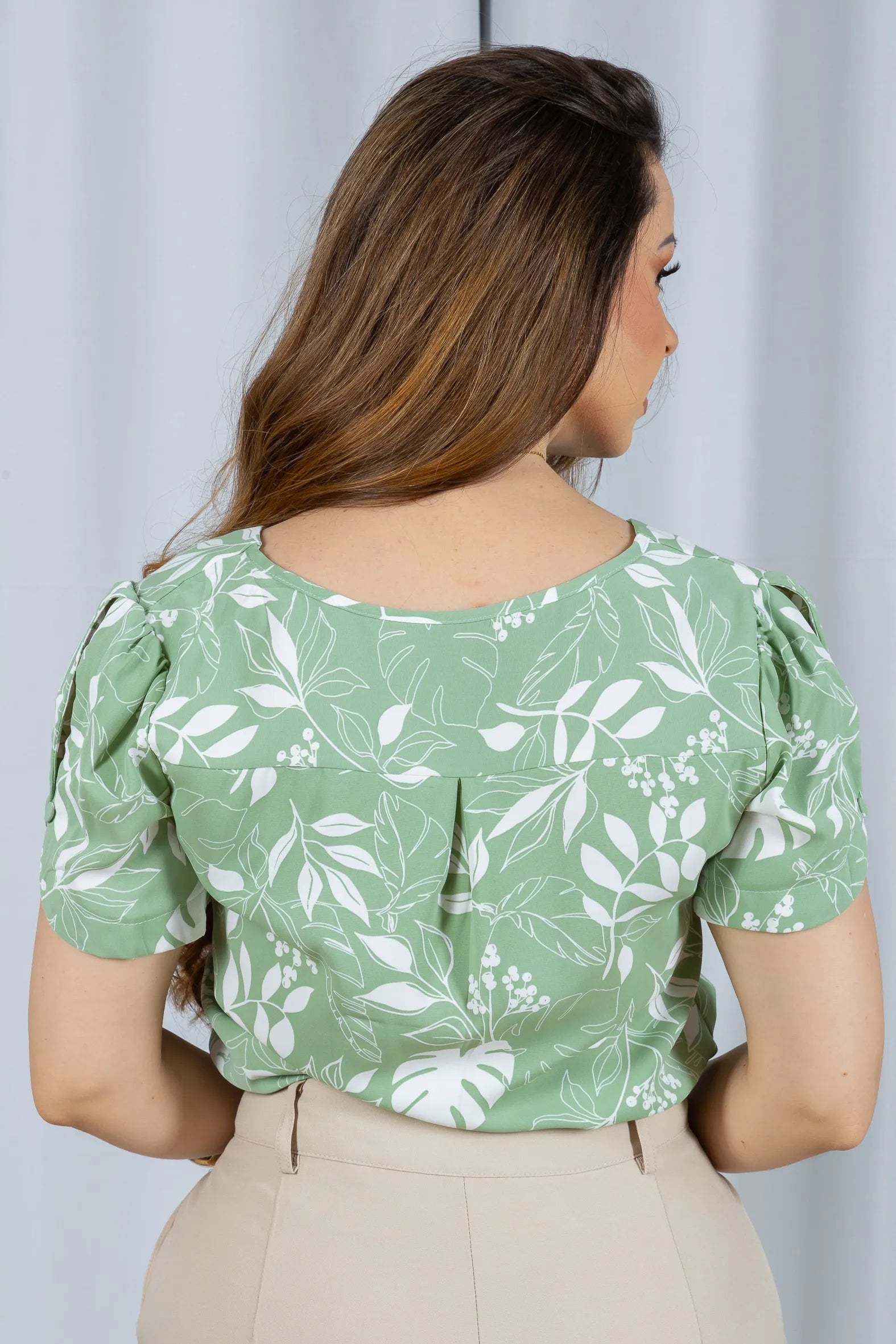Blusa Manga Curta Detalhe Botão Samara Estampada Verde