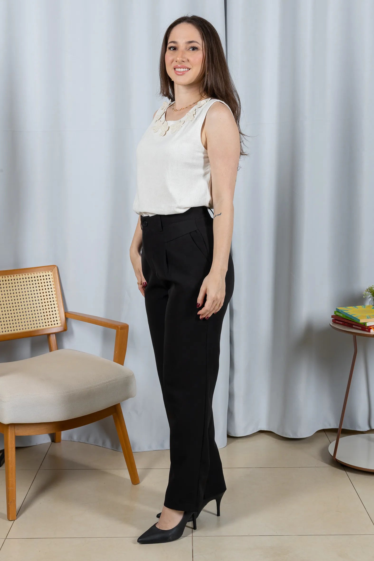 Regata Detalhe Flores Colo Visco Linho Giovana Creme