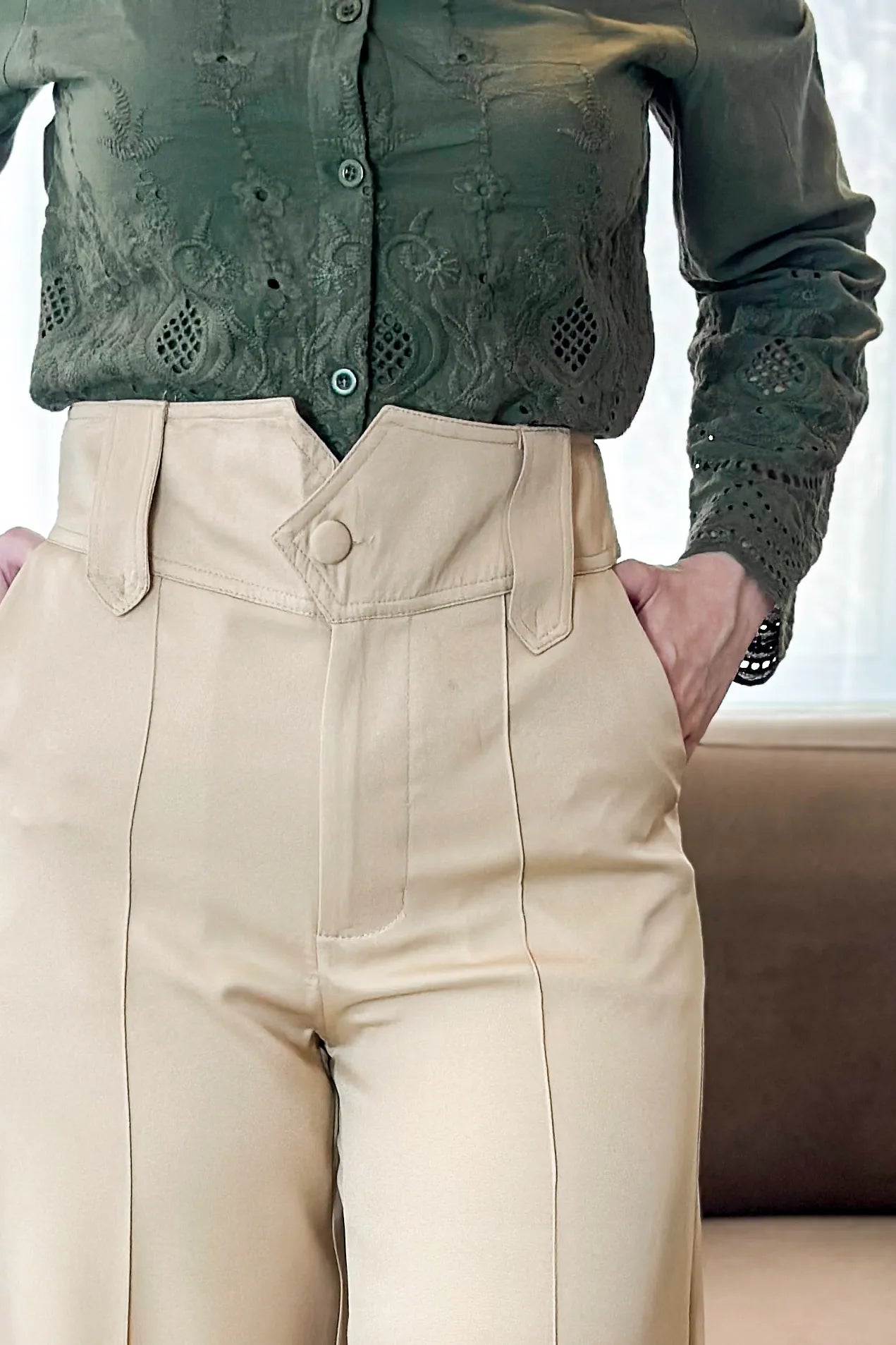 Calça Pantalona Detalhe Passador Alissa Bege