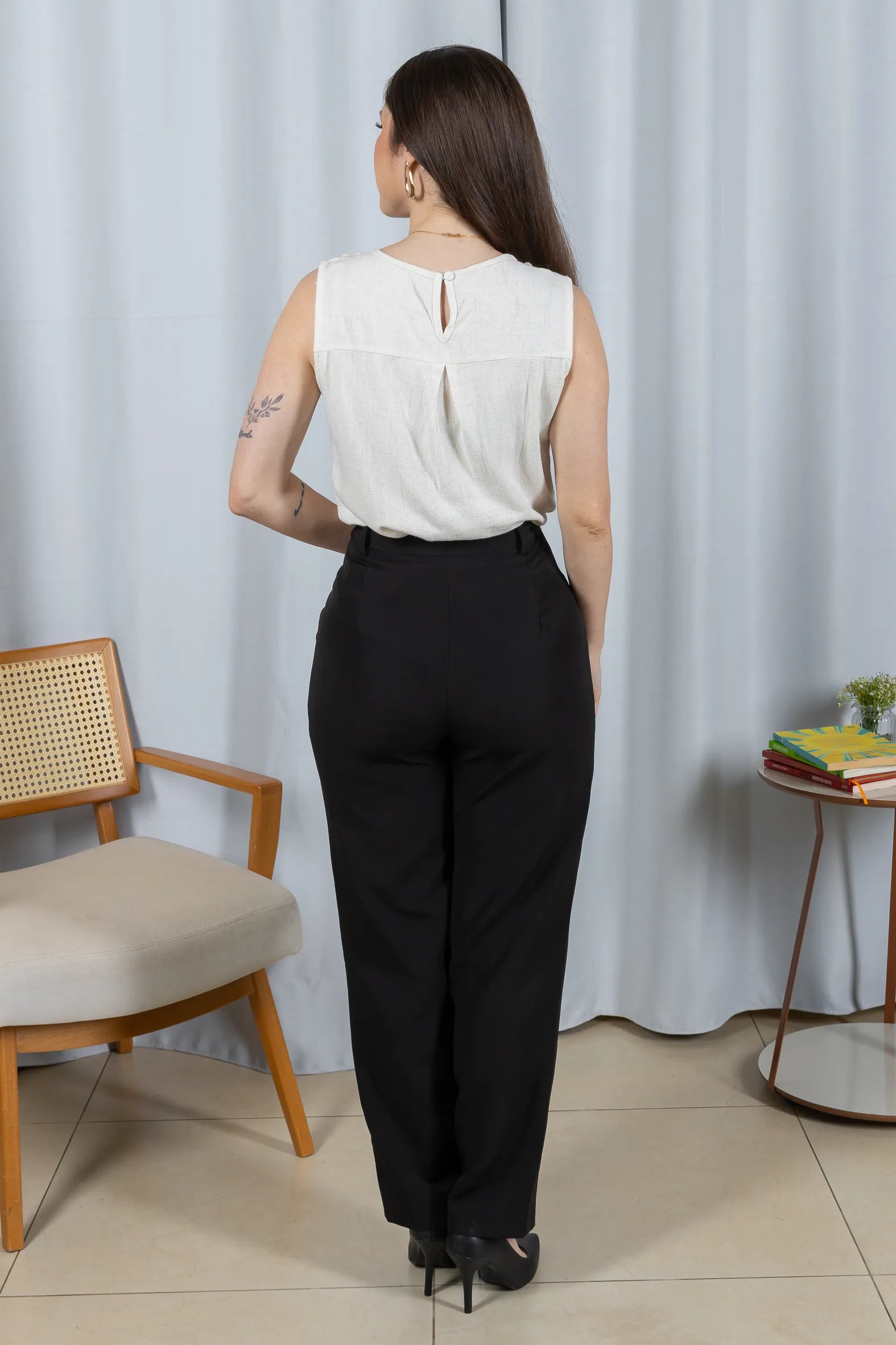 Conjunto: Regata Detalhe Flores Colo Visco Linho Giovana Creme + Calça Corte Reto Alfaiataria Detalhe Bolso Adriana Esteves Preta