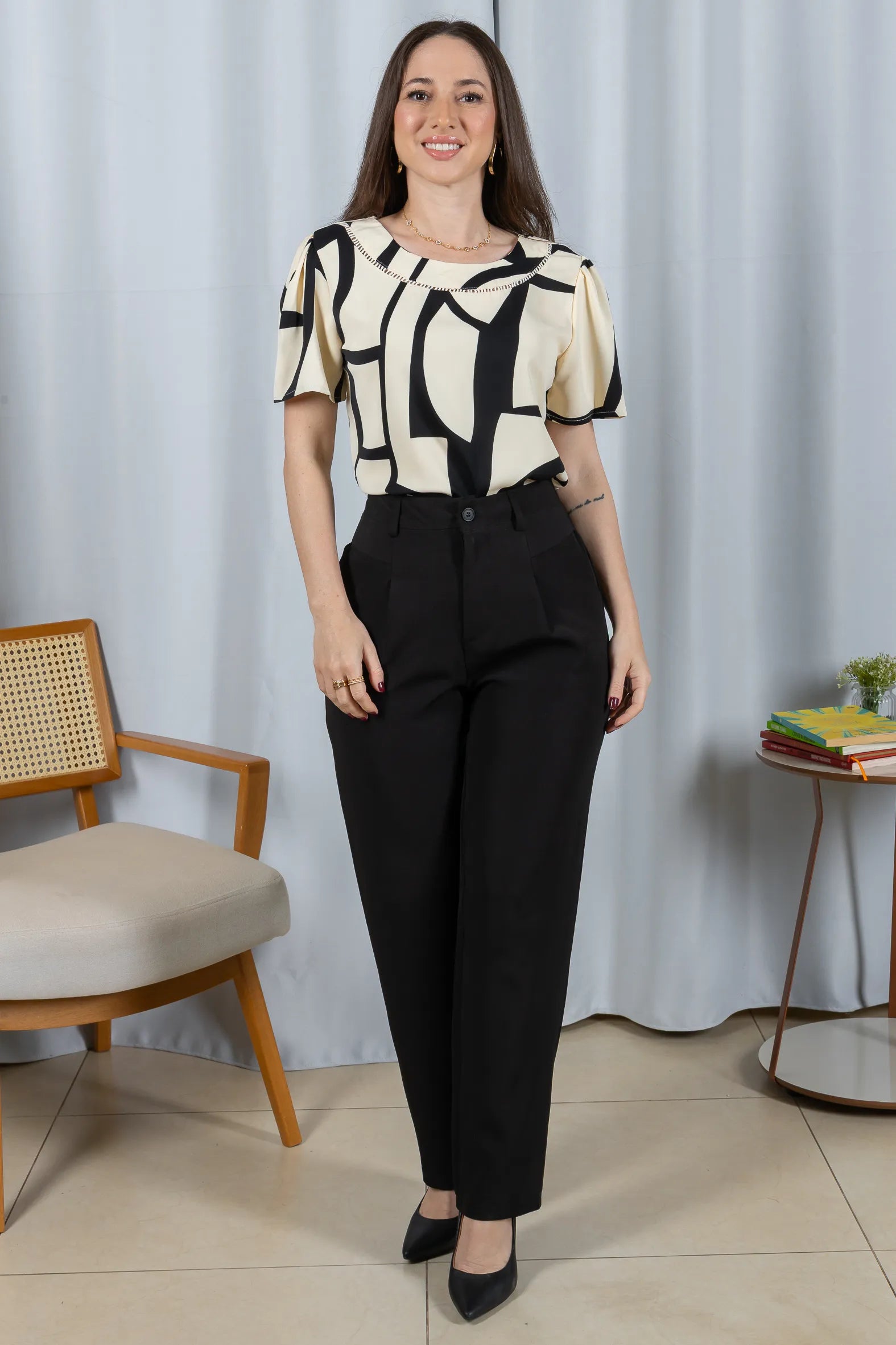 Blusa Manga Curta Estampa Geométrica Crepe Classic Rosana Preta