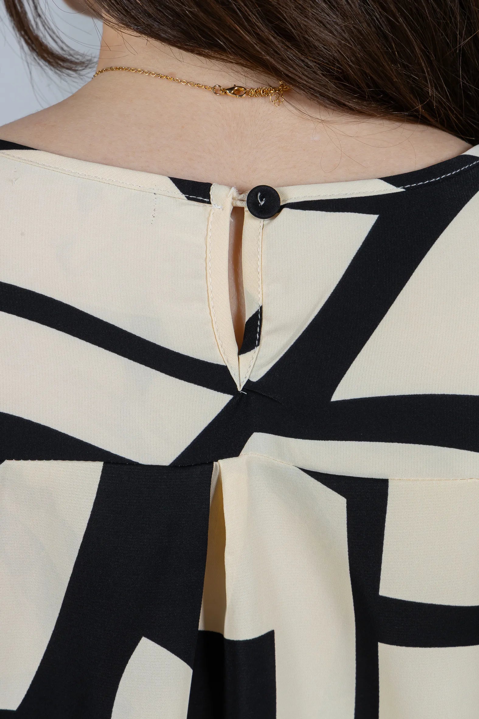 Blusa Manga Curta Estampa Geométrica Crepe Classic Rosana Preta