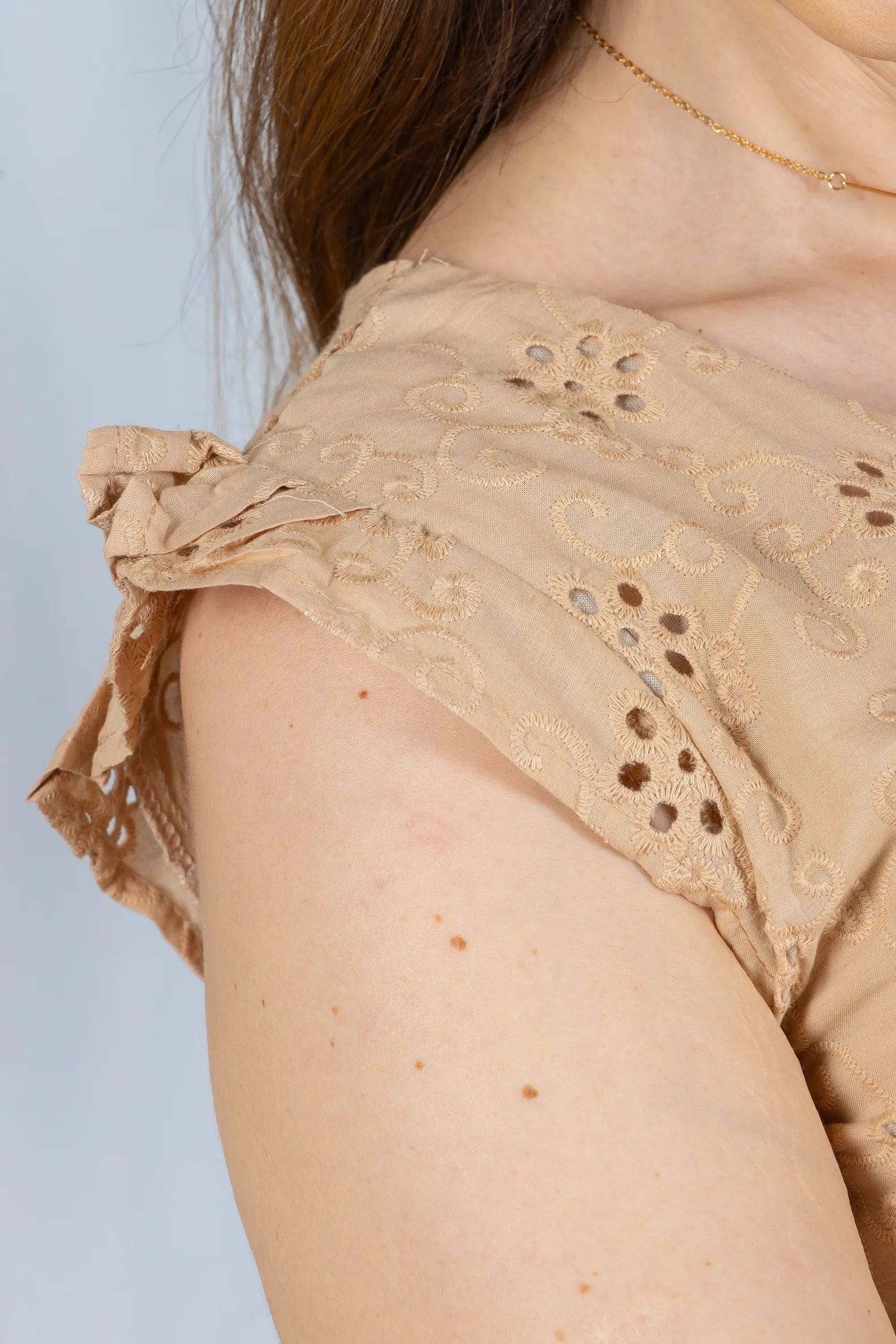 Regata Babados Detalhe Botão Em Cotton Laise Estela Marrom