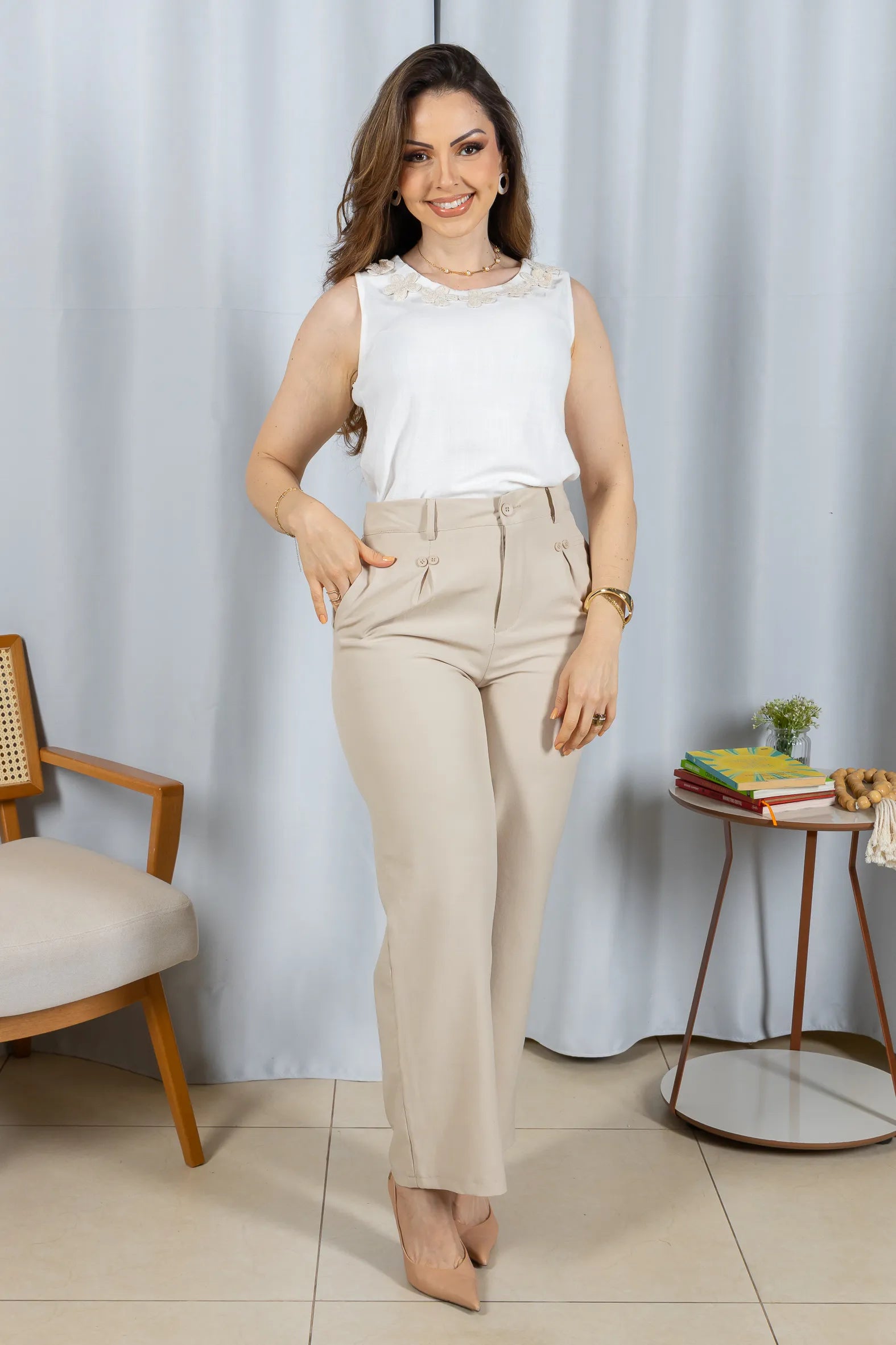 Regata Detalhe Flores Colo Visco Linho Giovana Branca