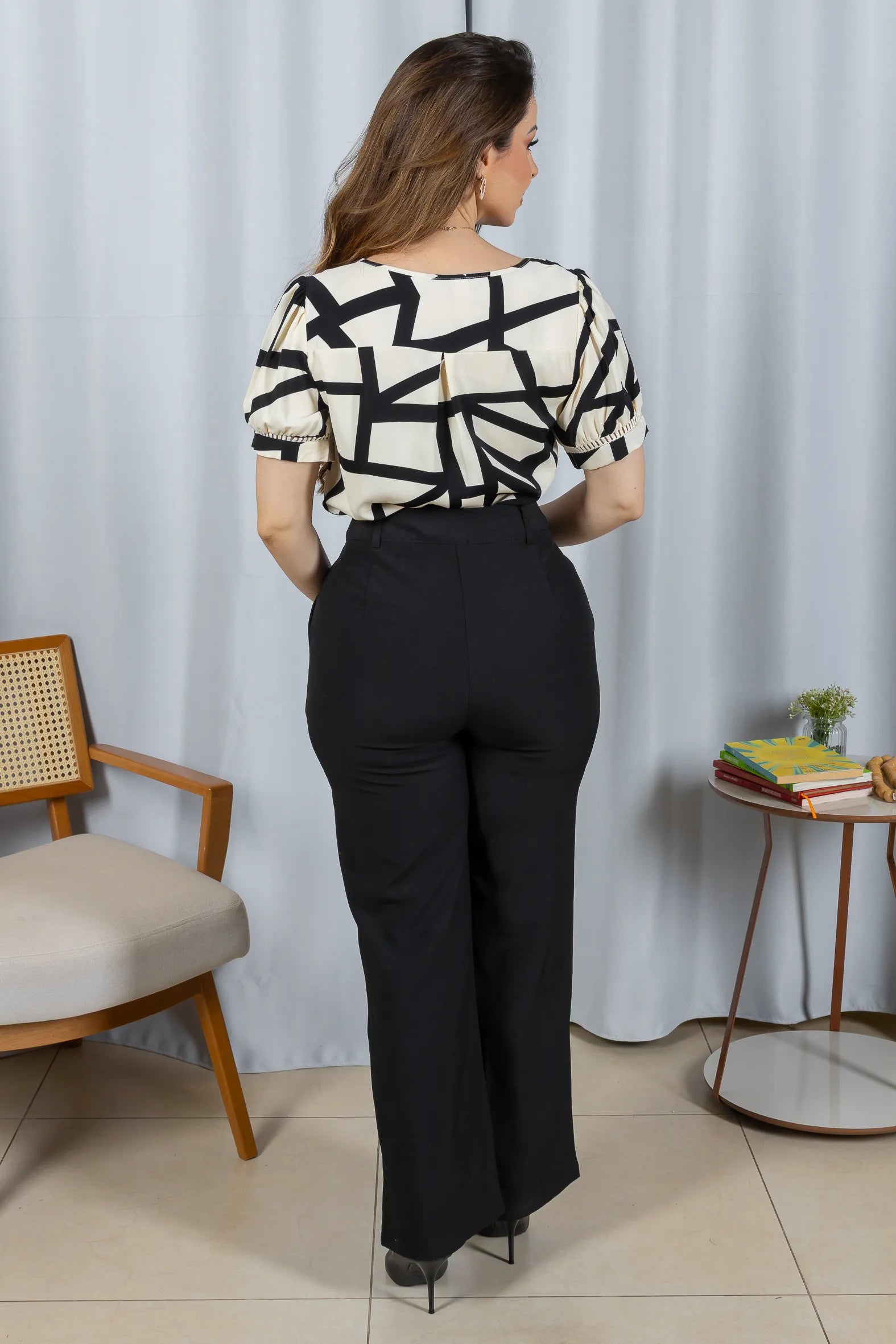 Blusa Manga Curta Detalhe Pregas Colo Crepe Classic Renata Preta