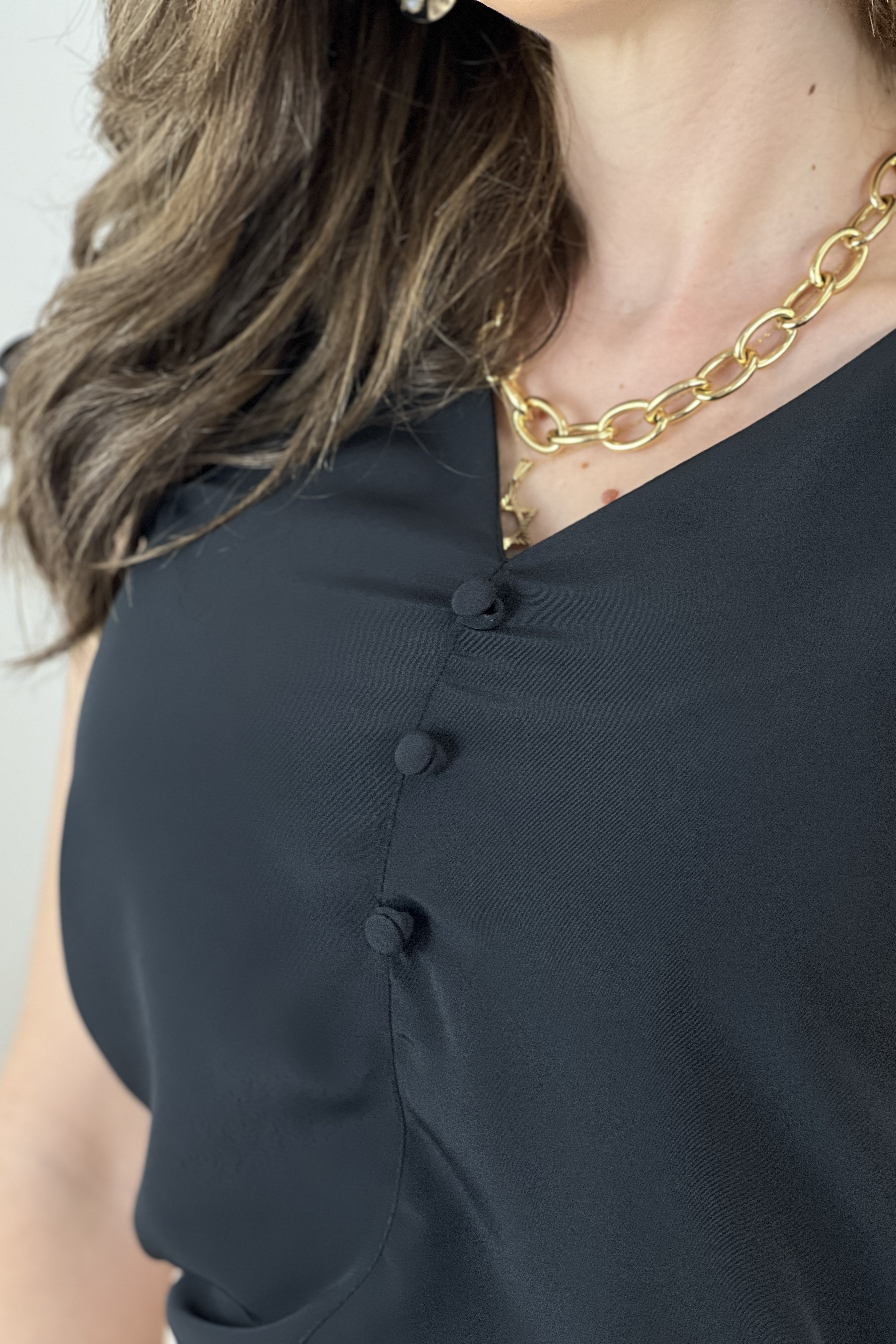 Blusa Manga Curta Decote "V" Alana Preta
