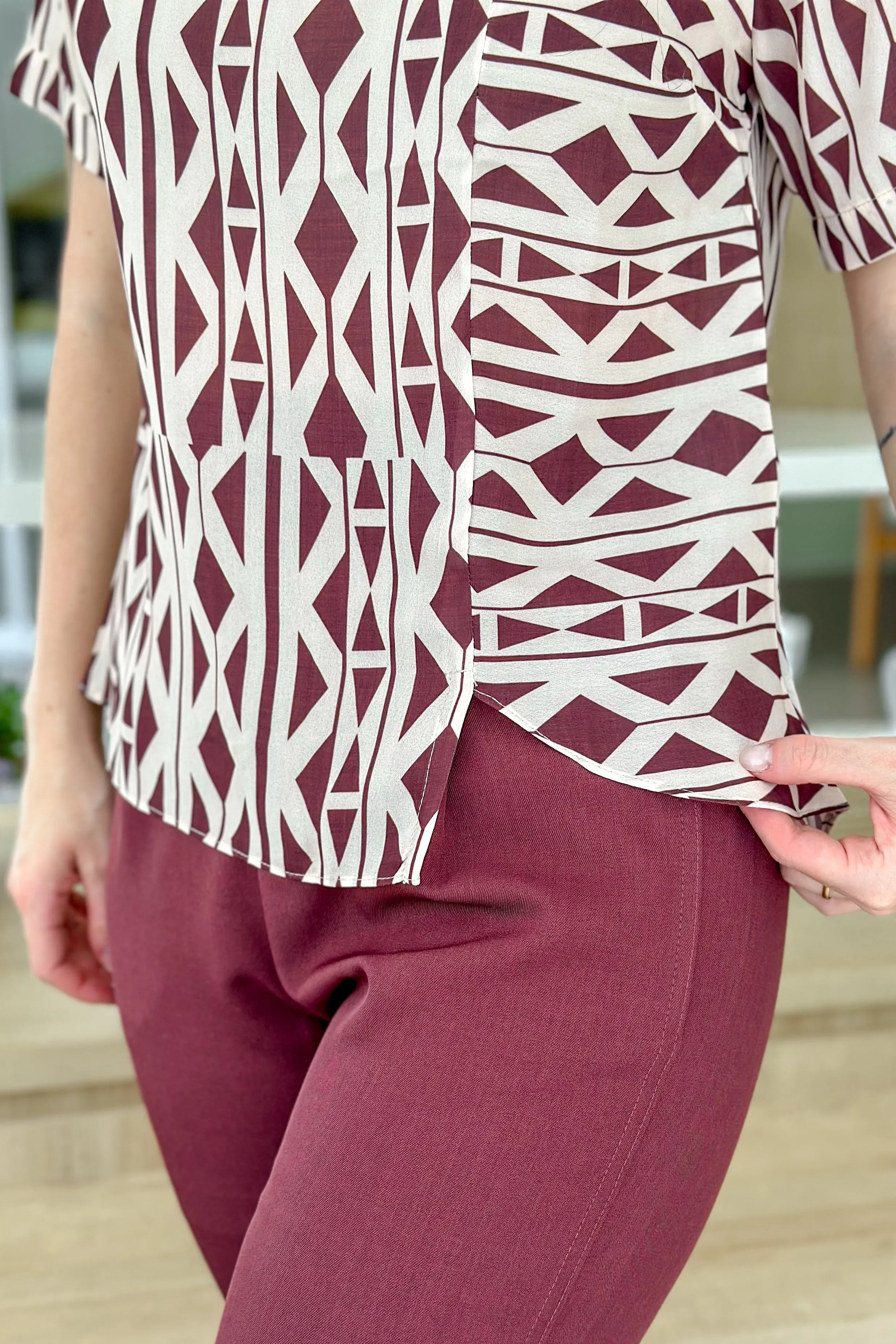 Blusa Manga Curta Crepe Touch Detalhe Assimétrico Brenda Estampada Bordô