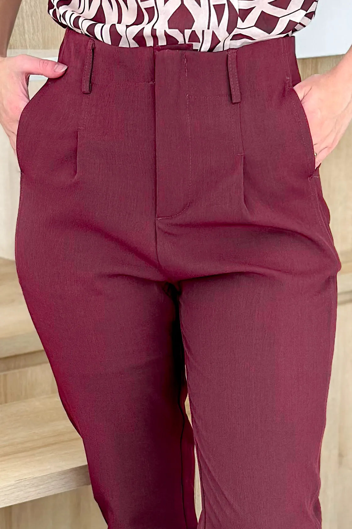 Calça Corte Reto Alfaiataria Detalhe Pregas Daiane Marsala