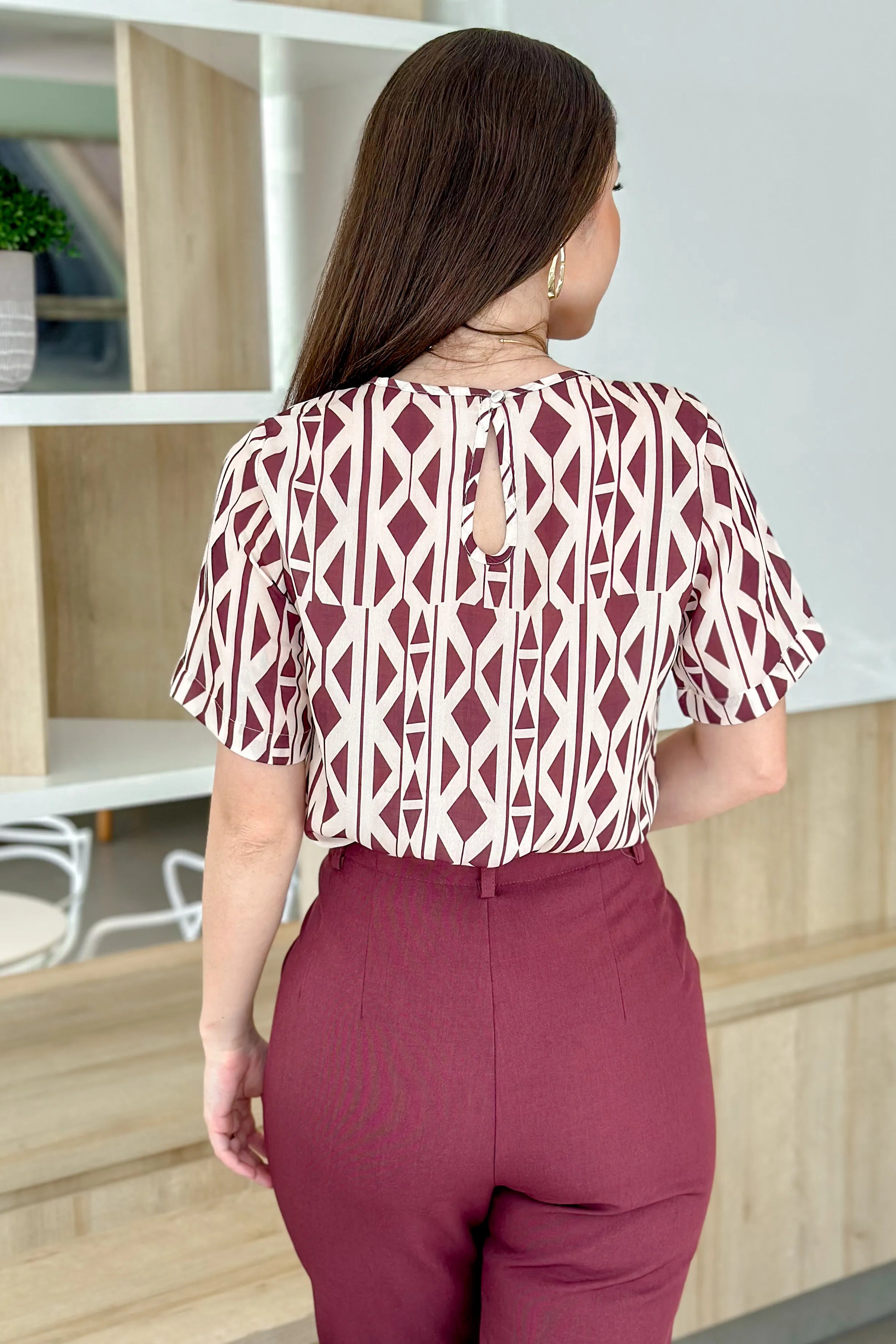 Blusa Manga Curta Crepe Touch Detalhe Assimétrico Brenda Estampada Bordô