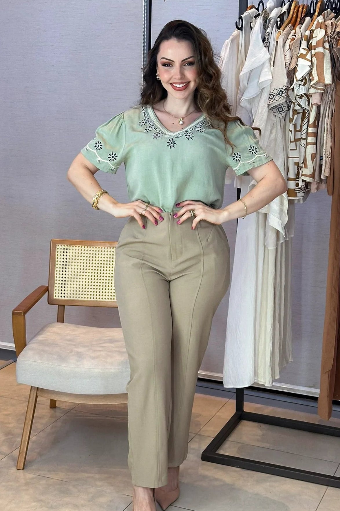 Conjunto: Blusa Manga Curta Detalhe Bordado Visco Linho Lúcia Verde + Calça Alfaiataria Corte Reto Friso e Cós Infinito Bianca Caqui