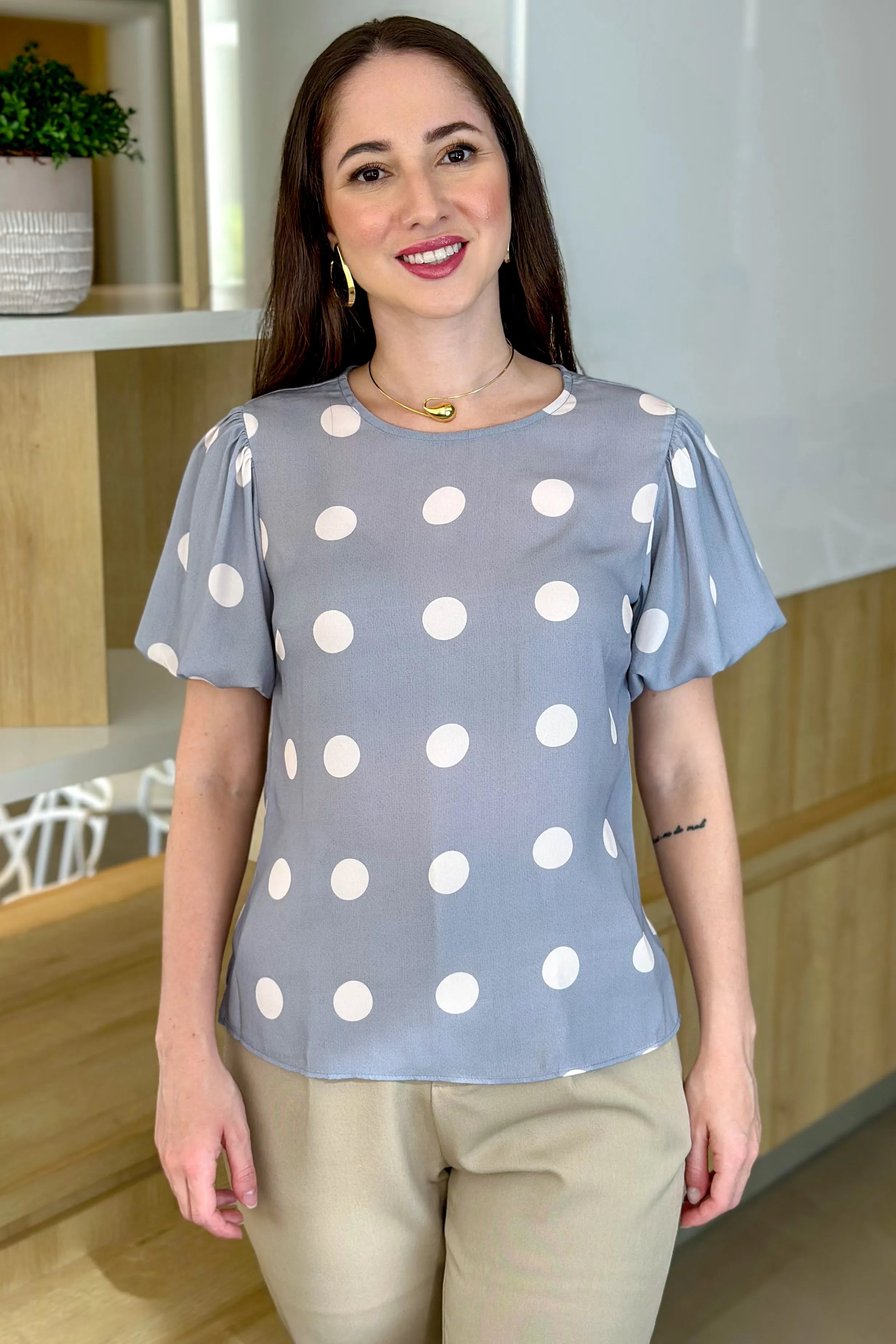 Blusa Manga Curta Em Crepe Manga Bufante Valentina Poá Cinza