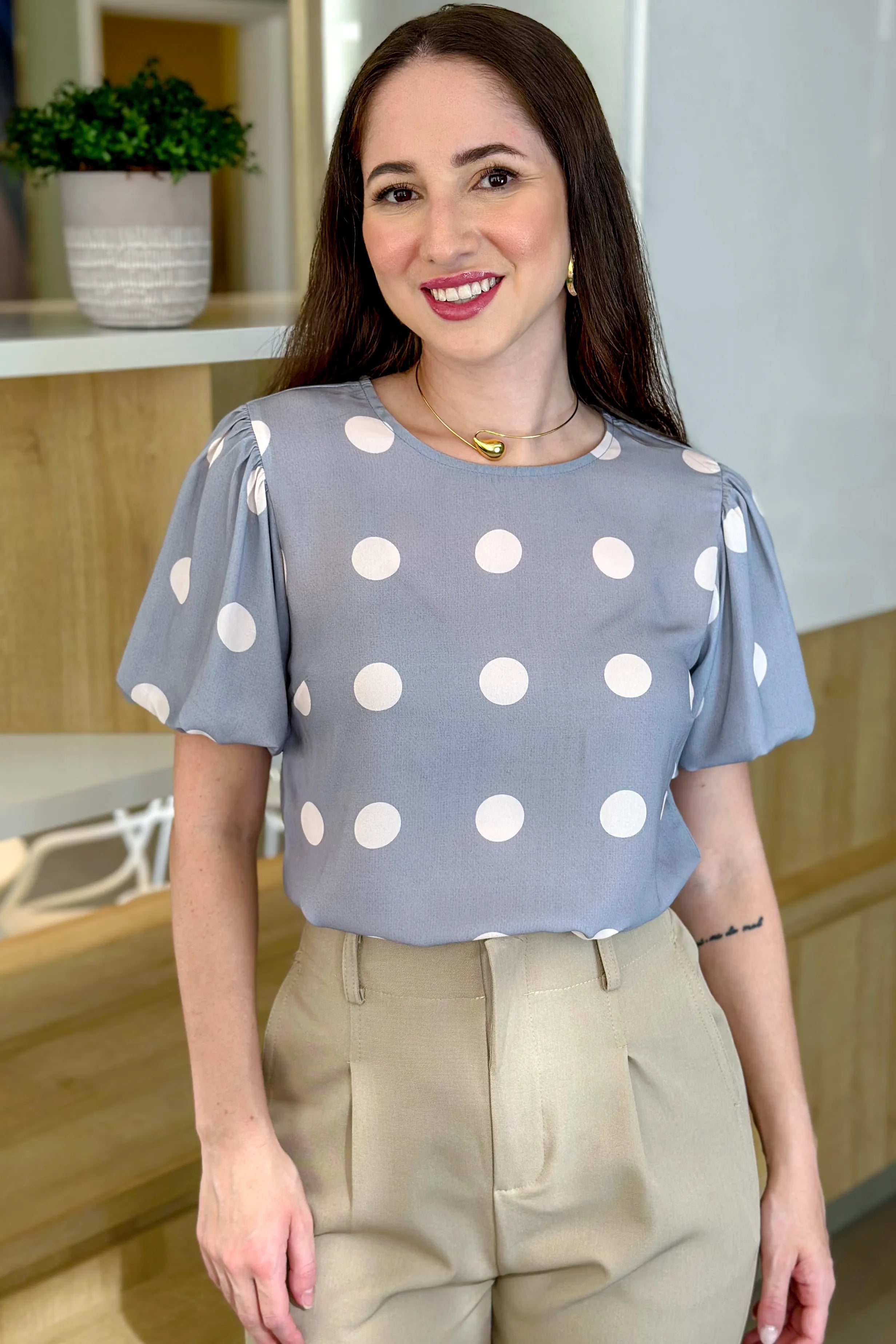 Blusa Manga Curta Em Crepe Manga Bufante Valentina Poá Cinza